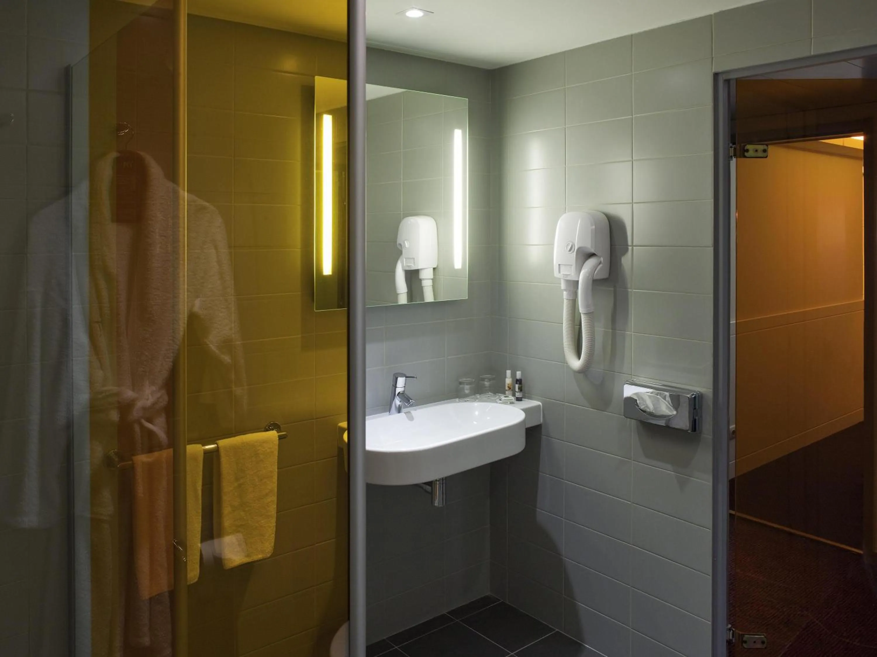 Bedroom in Residence Mercure Paris La Defense Grande Arche