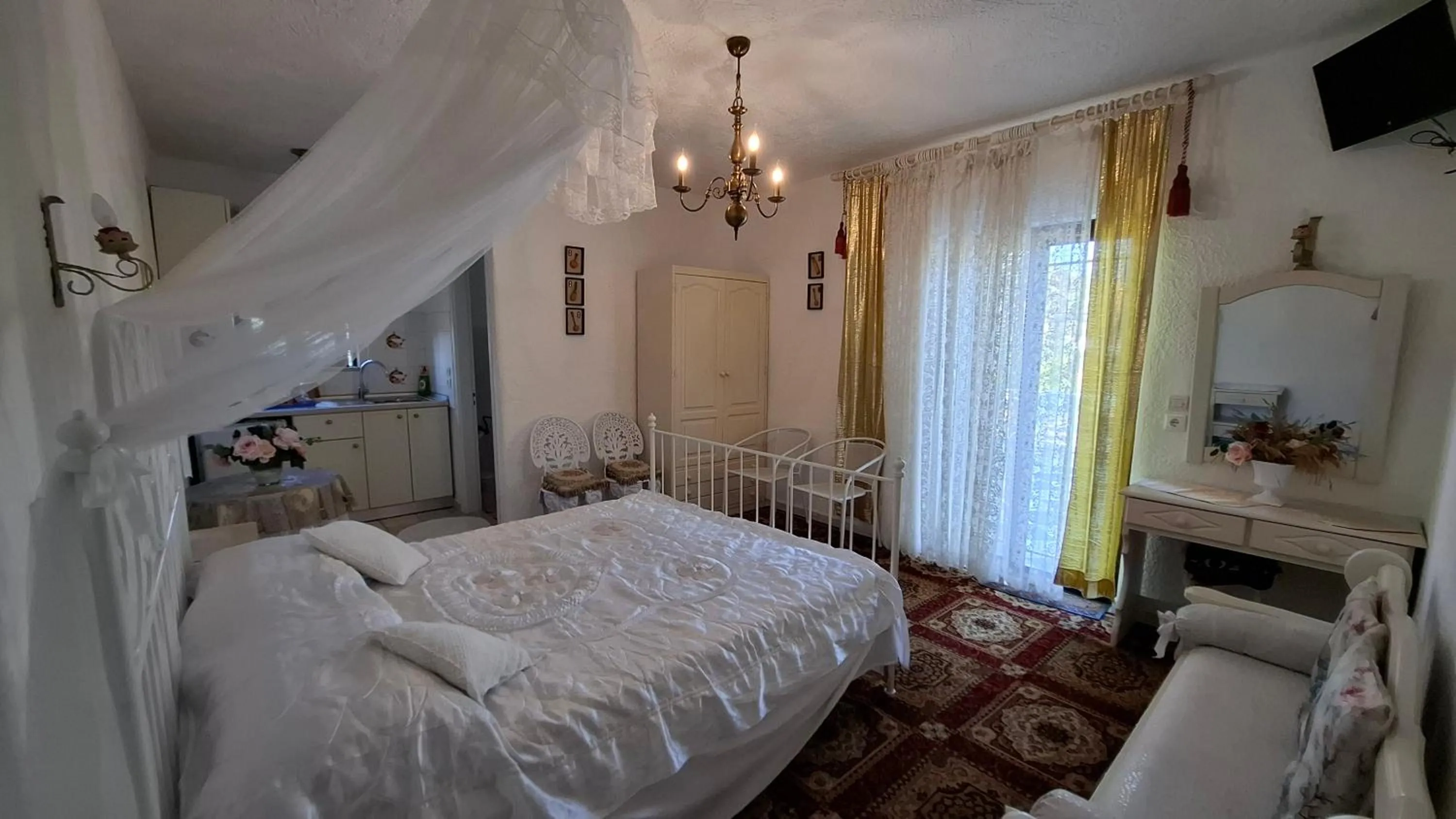 Bed in Castellino Studios