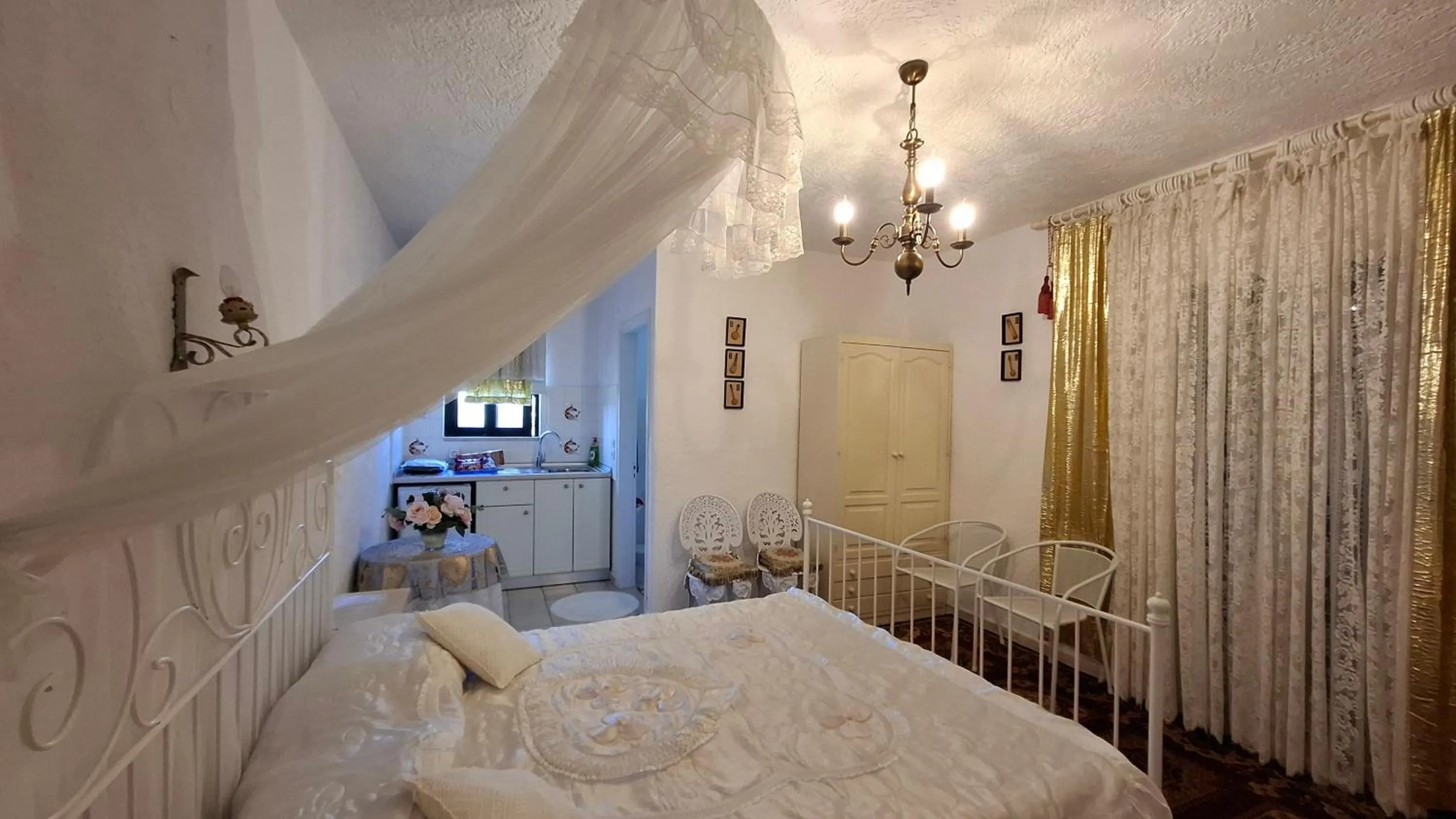 Bed in Castellino Studios