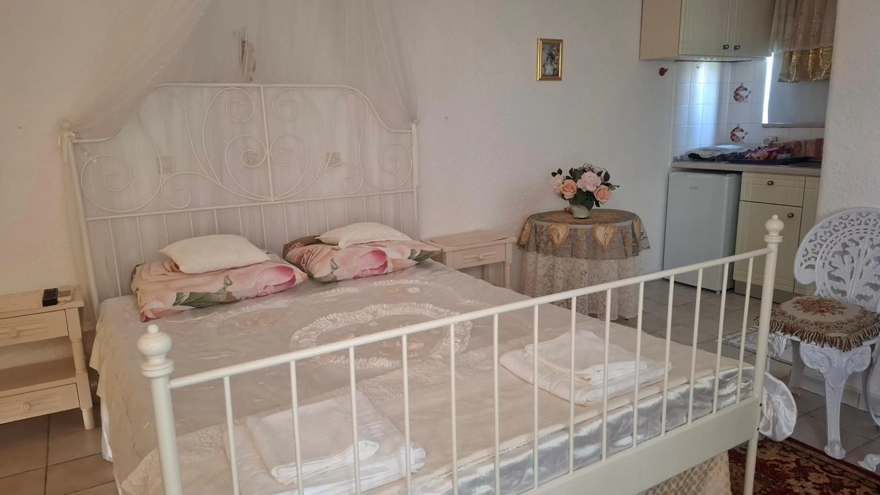 Bed in Castellino Studios