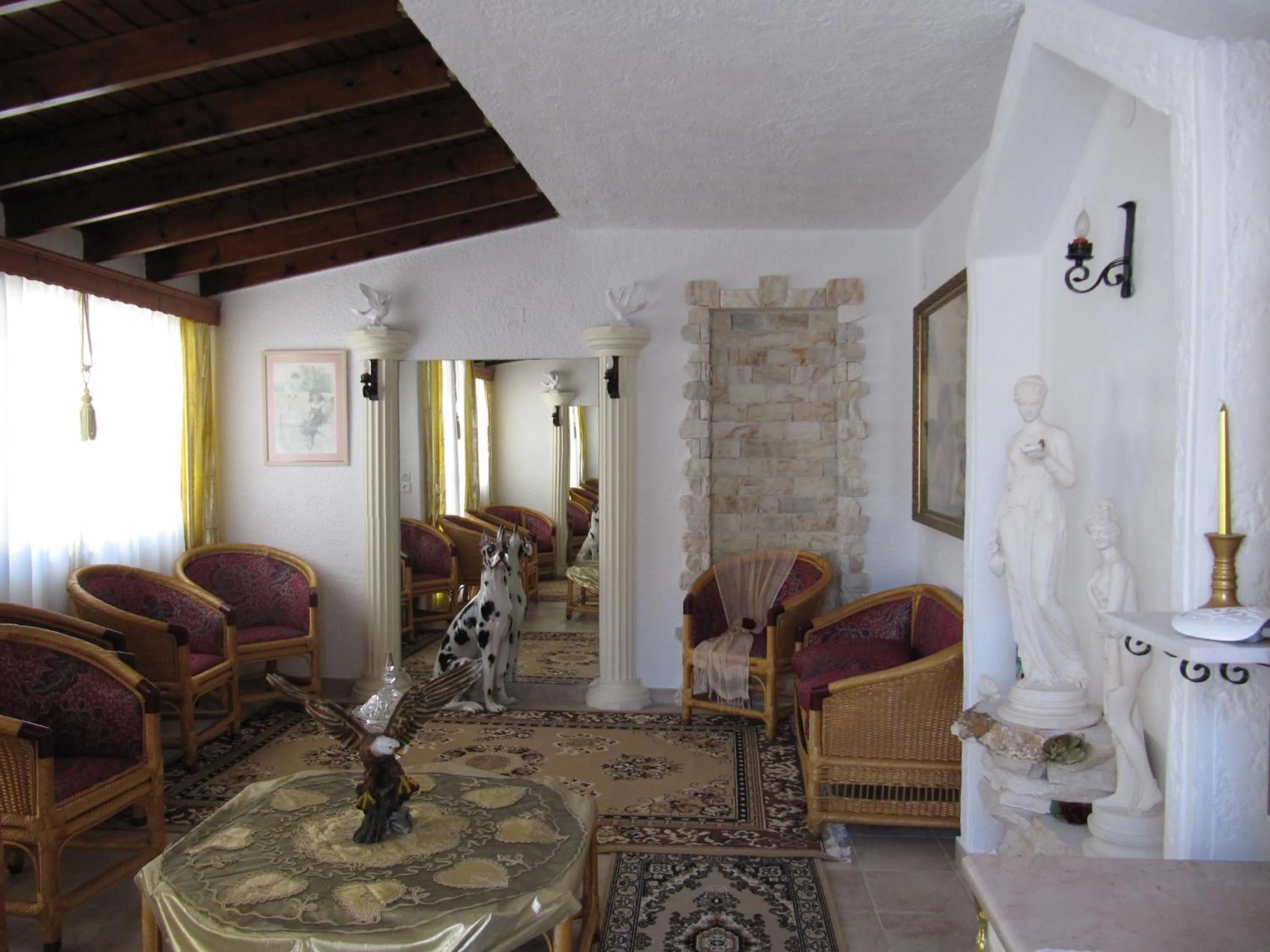 Communal lounge/ TV room in Castellino Studios