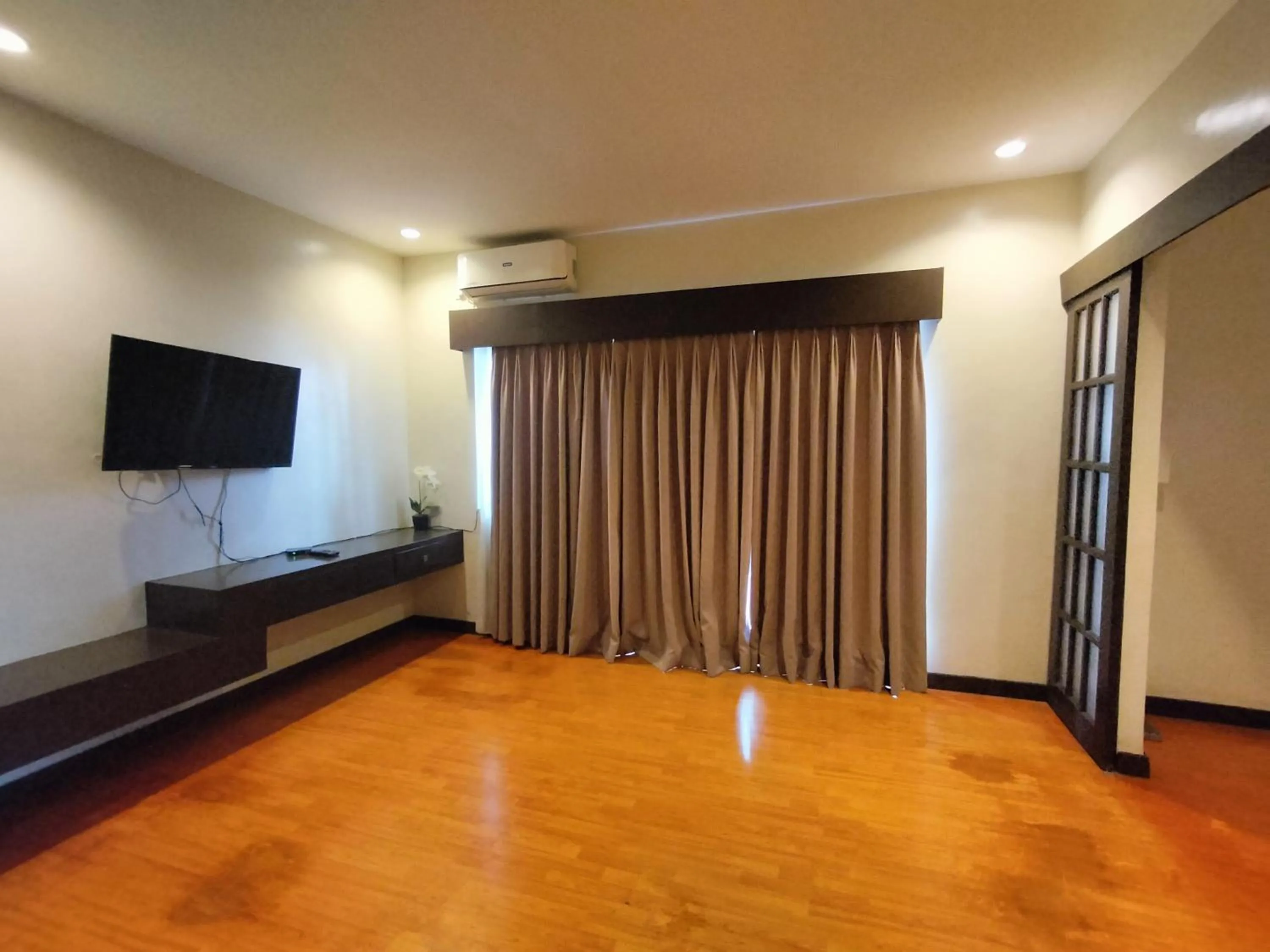 TV and multimedia in Whitewoods Convention and Leisure Hotel