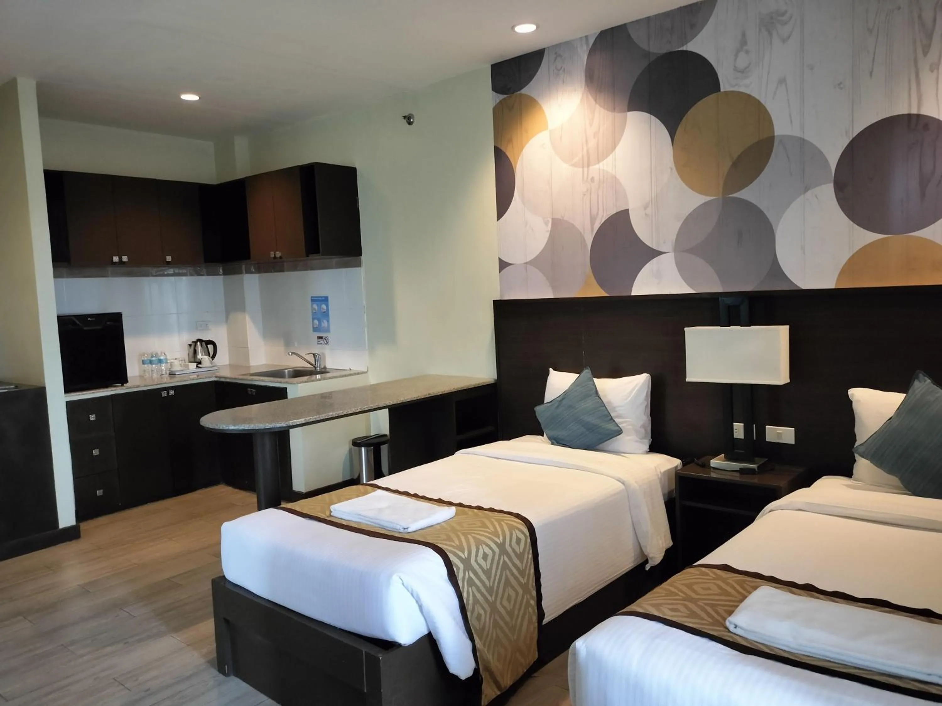 Kitchen or kitchenette, Bed in Whitewoods Convention and Leisure Hotel
