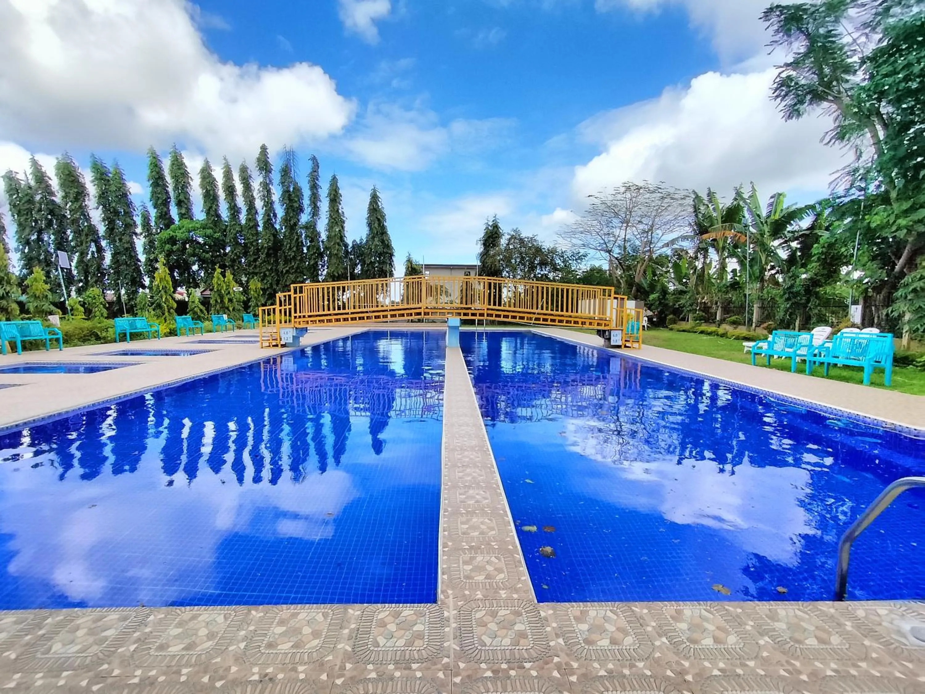 Swimming pool in Whitewoods Convention and Leisure Hotel