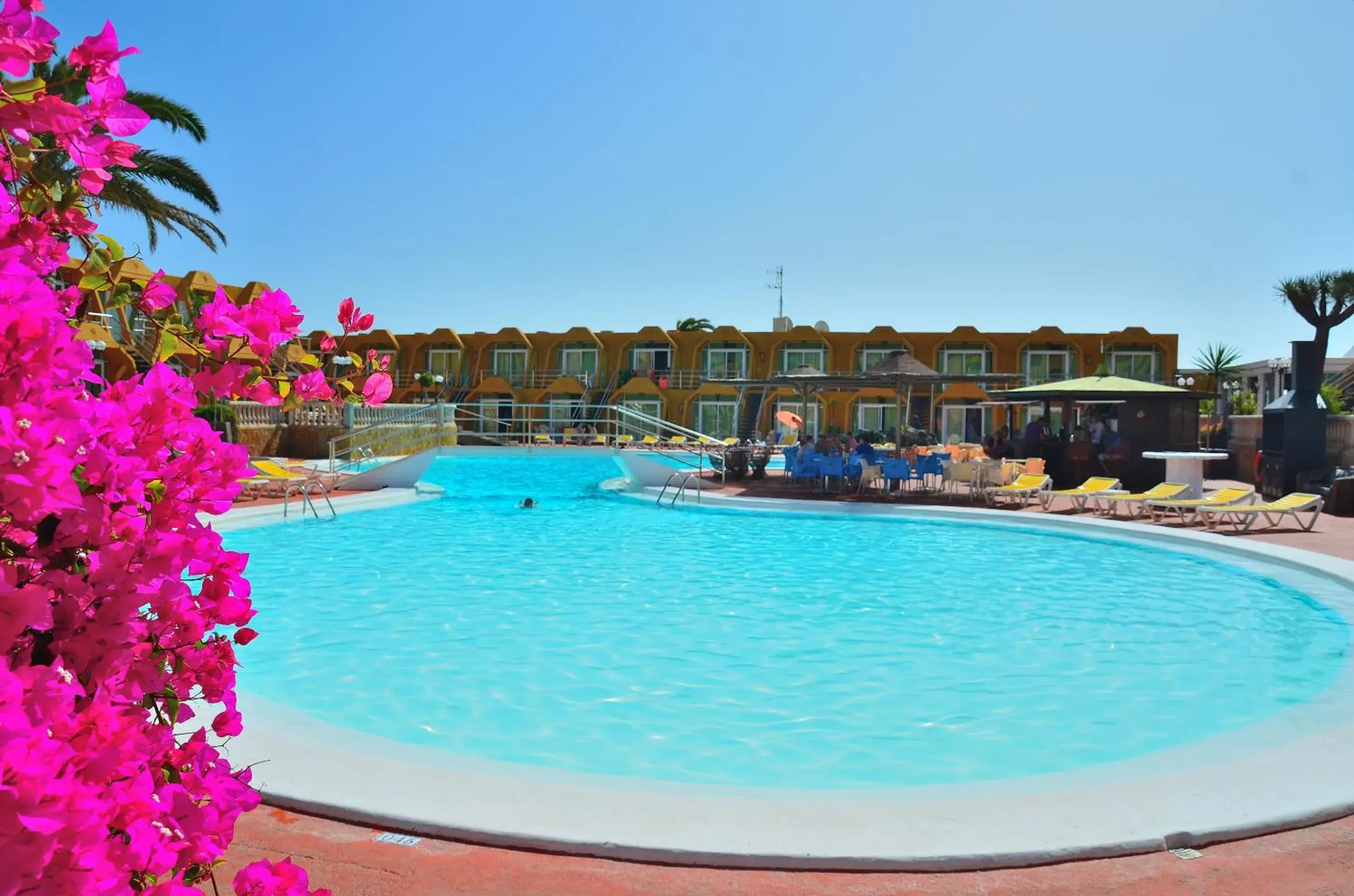 Pool view in Aparthotel la Piramide Pool view in Aparthotel la Piramide