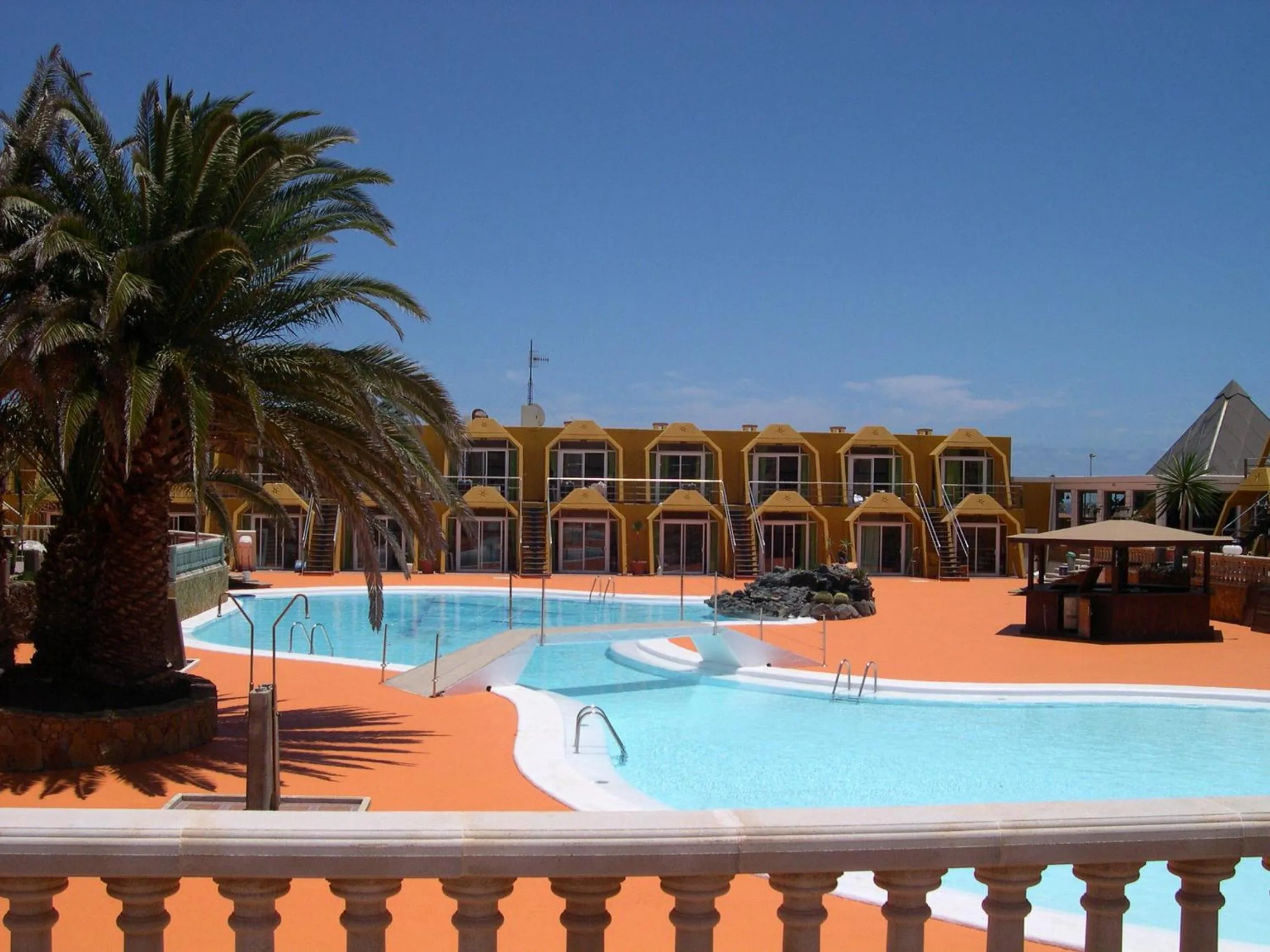 Swimming pool in Aparthotel la Piramide