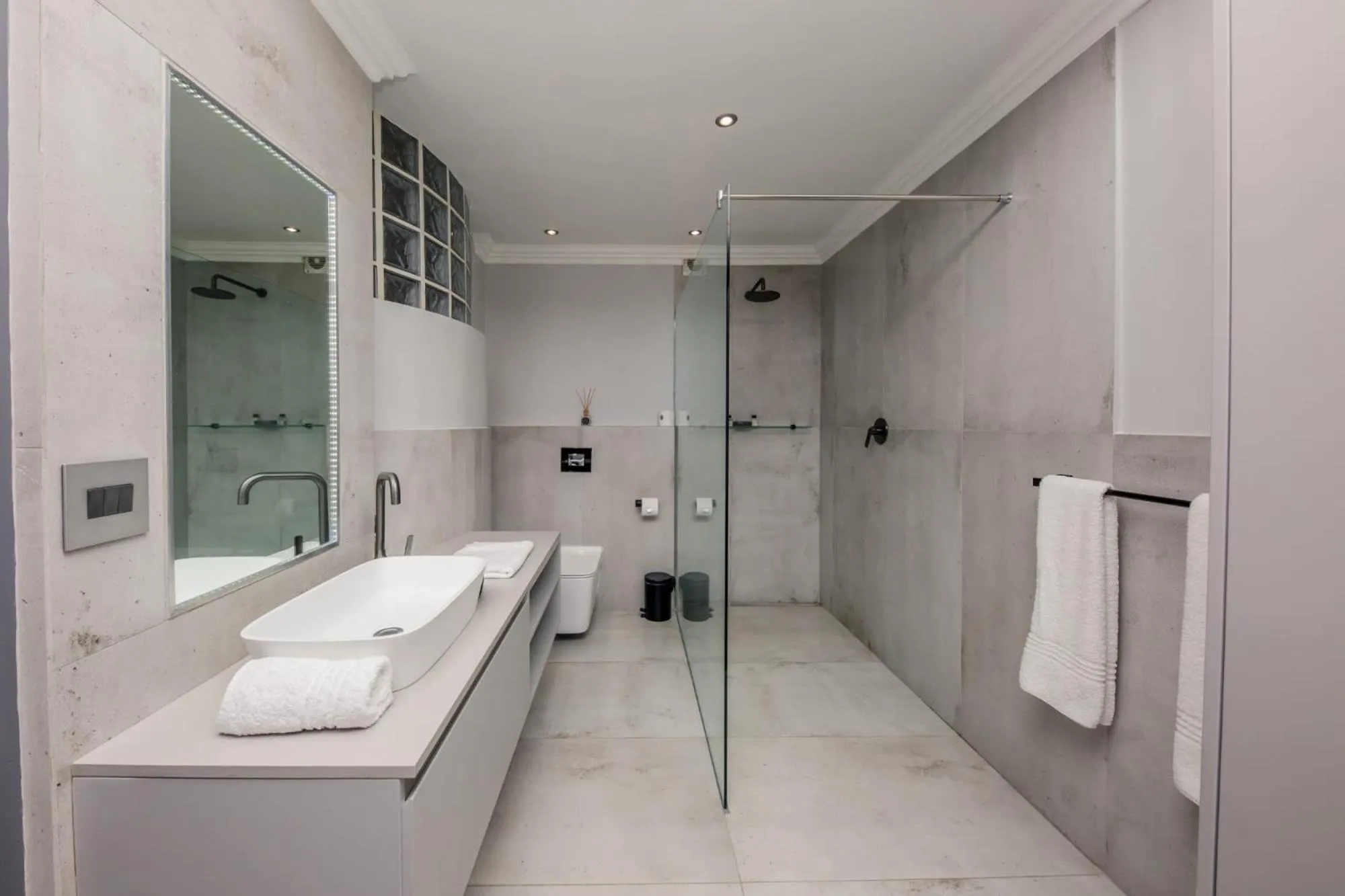 Shower in Seasonsfind - The Bay