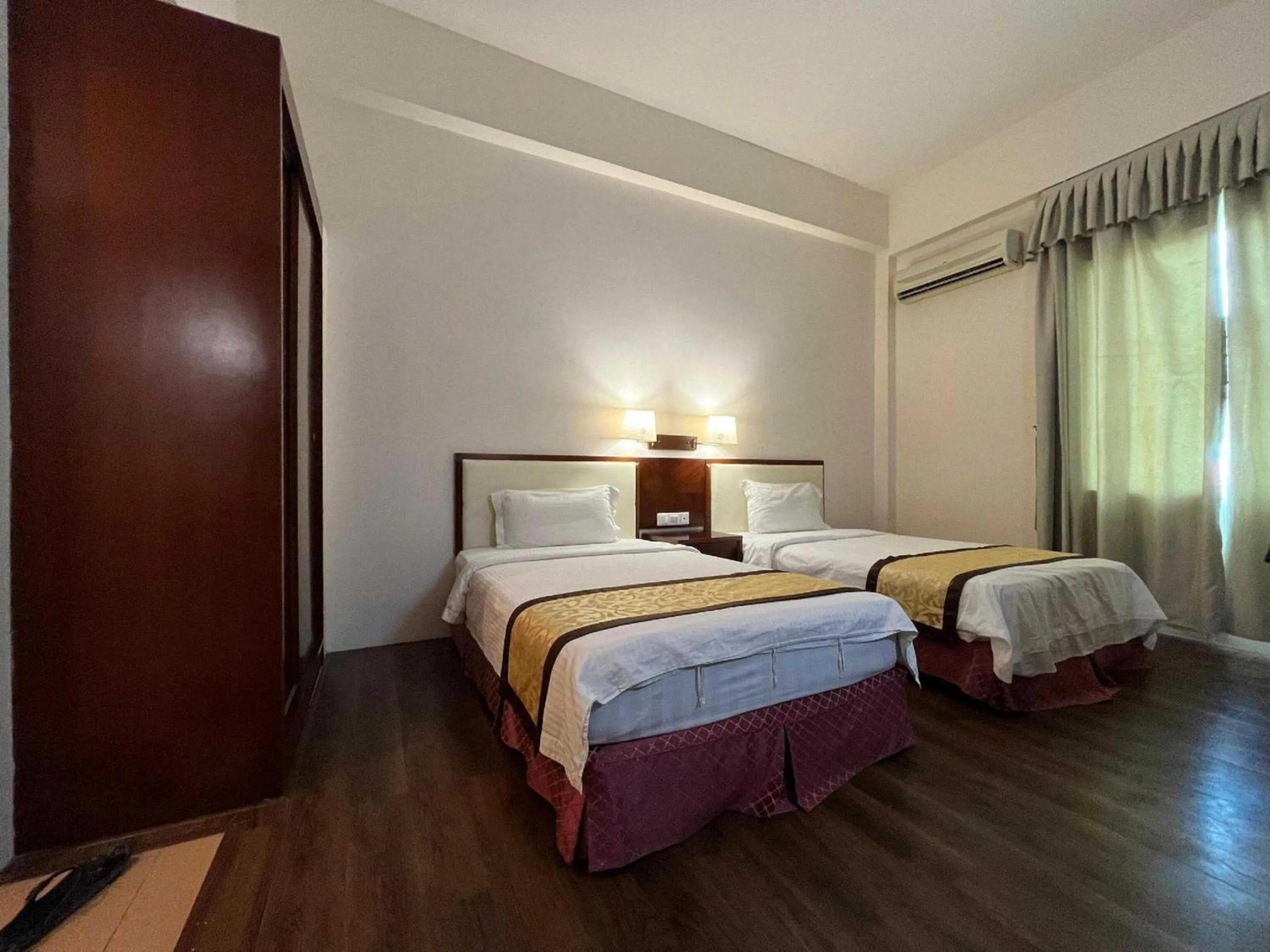 Bedroom in Hotel O Atari Inn