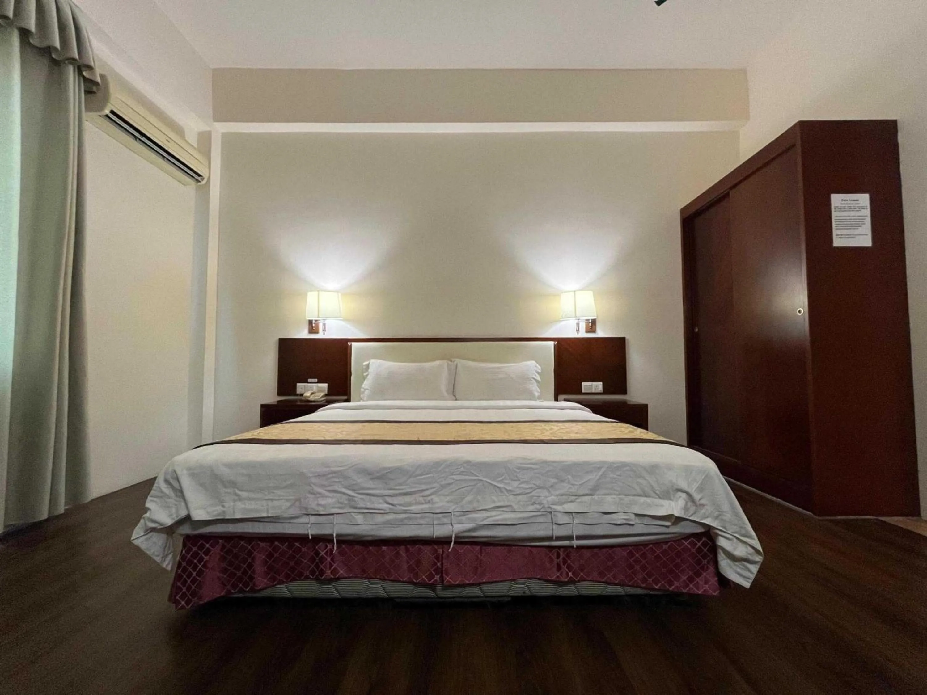 Bedroom in Hotel O Atari Inn