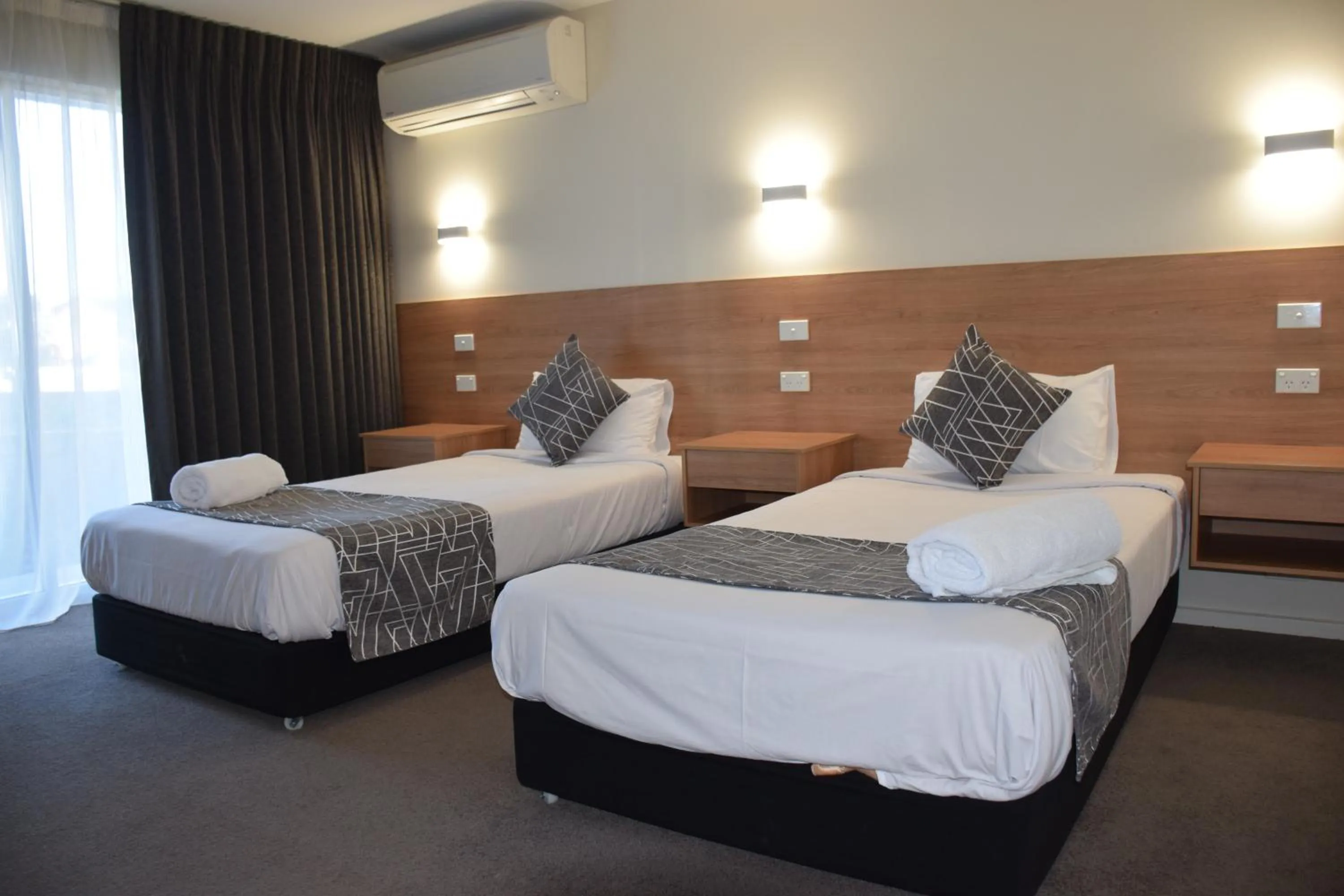 Bed in Rainbow Motel Queanbeyan