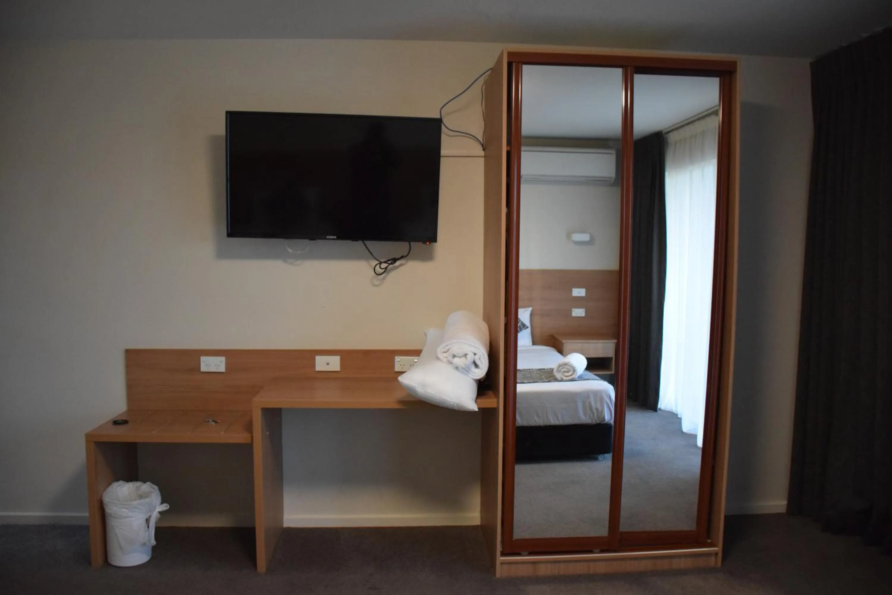 Bed in Rainbow Motel Queanbeyan