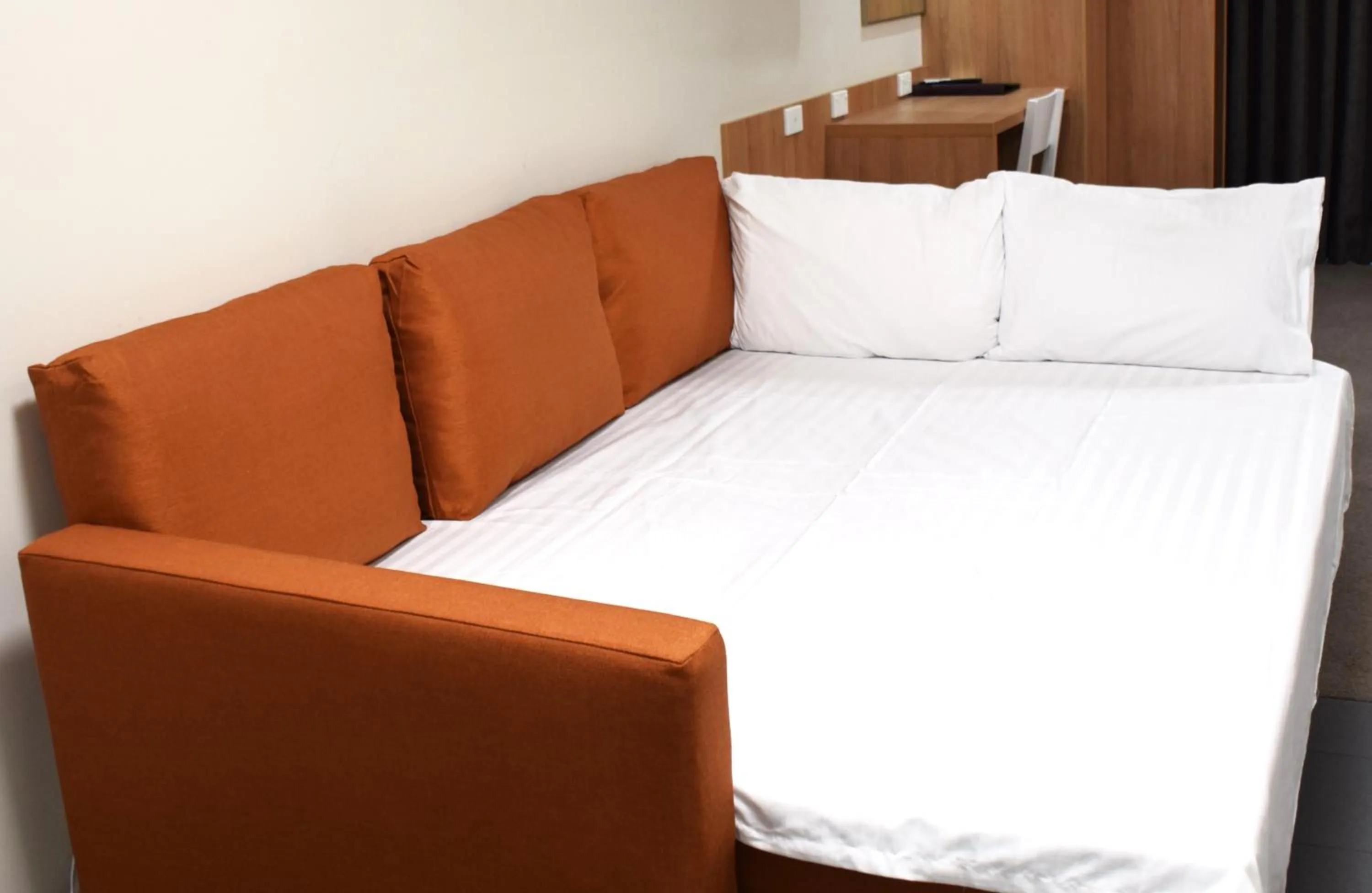 Bed in Rainbow Motel Queanbeyan