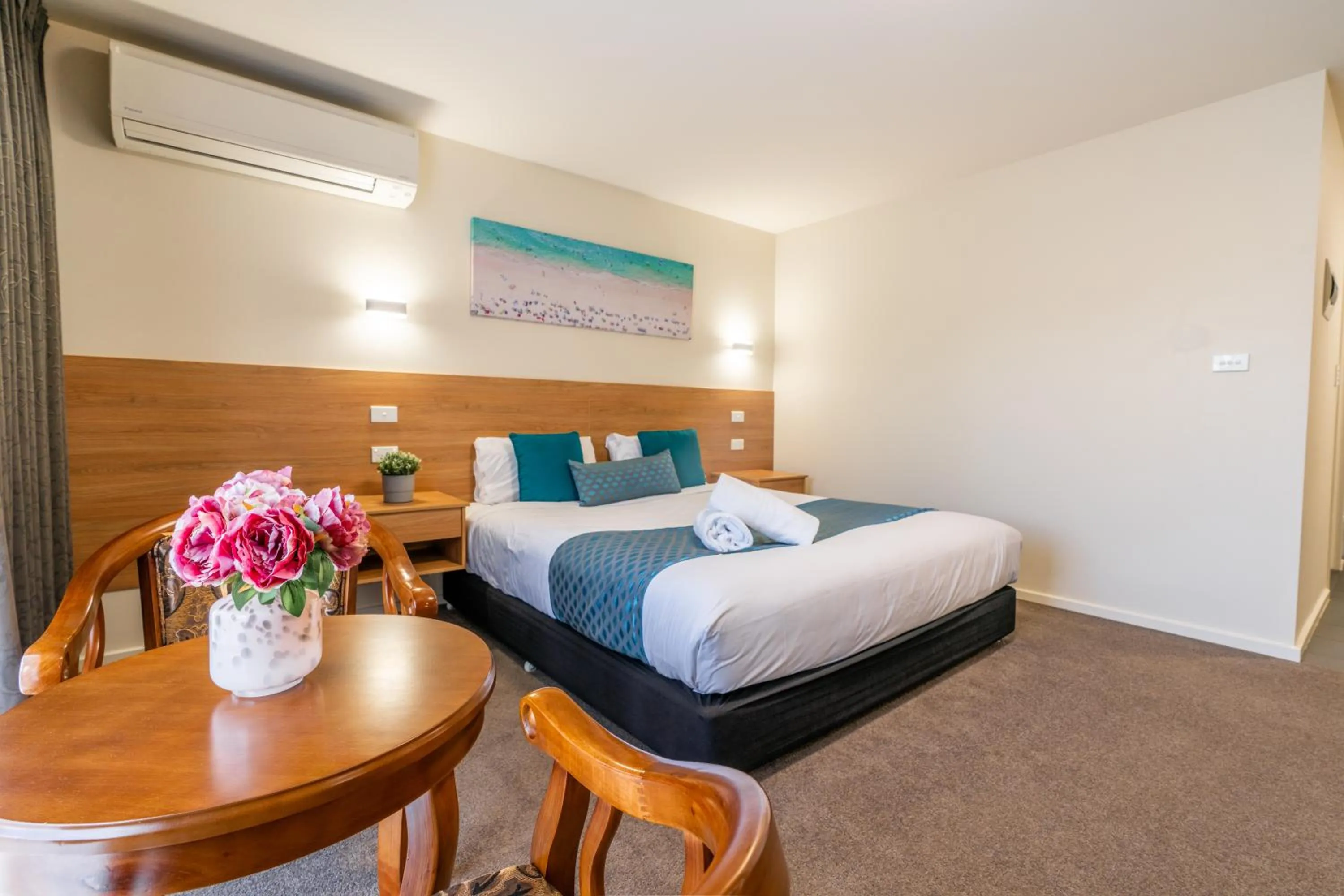 Bed in Rainbow Motel Queanbeyan