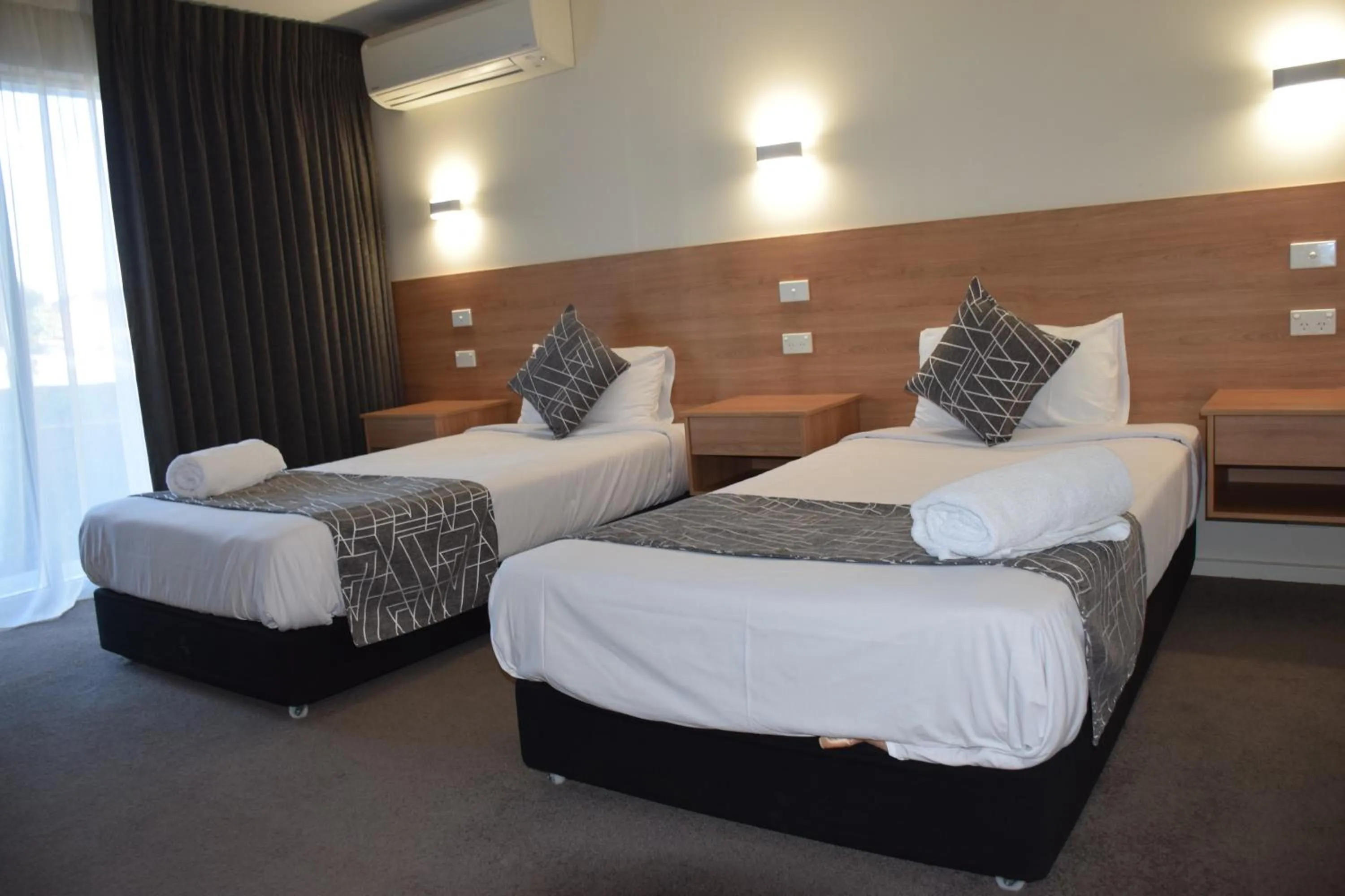 Bed in Rainbow Motel Queanbeyan