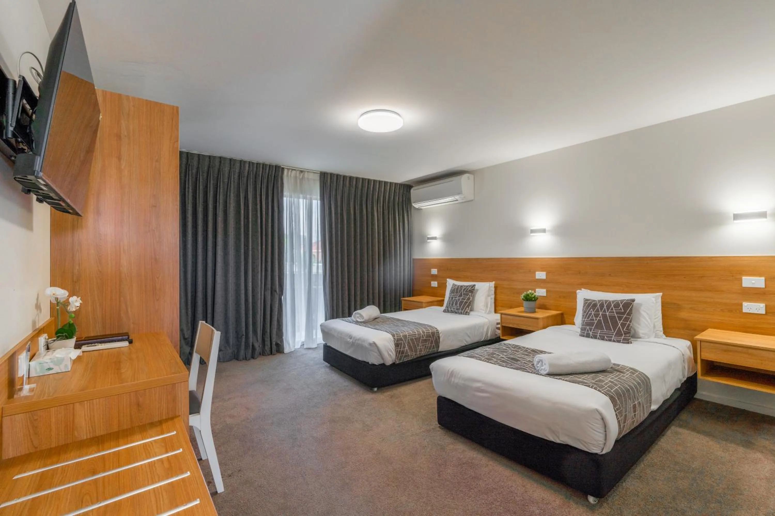 Bed in Rainbow Motel Queanbeyan