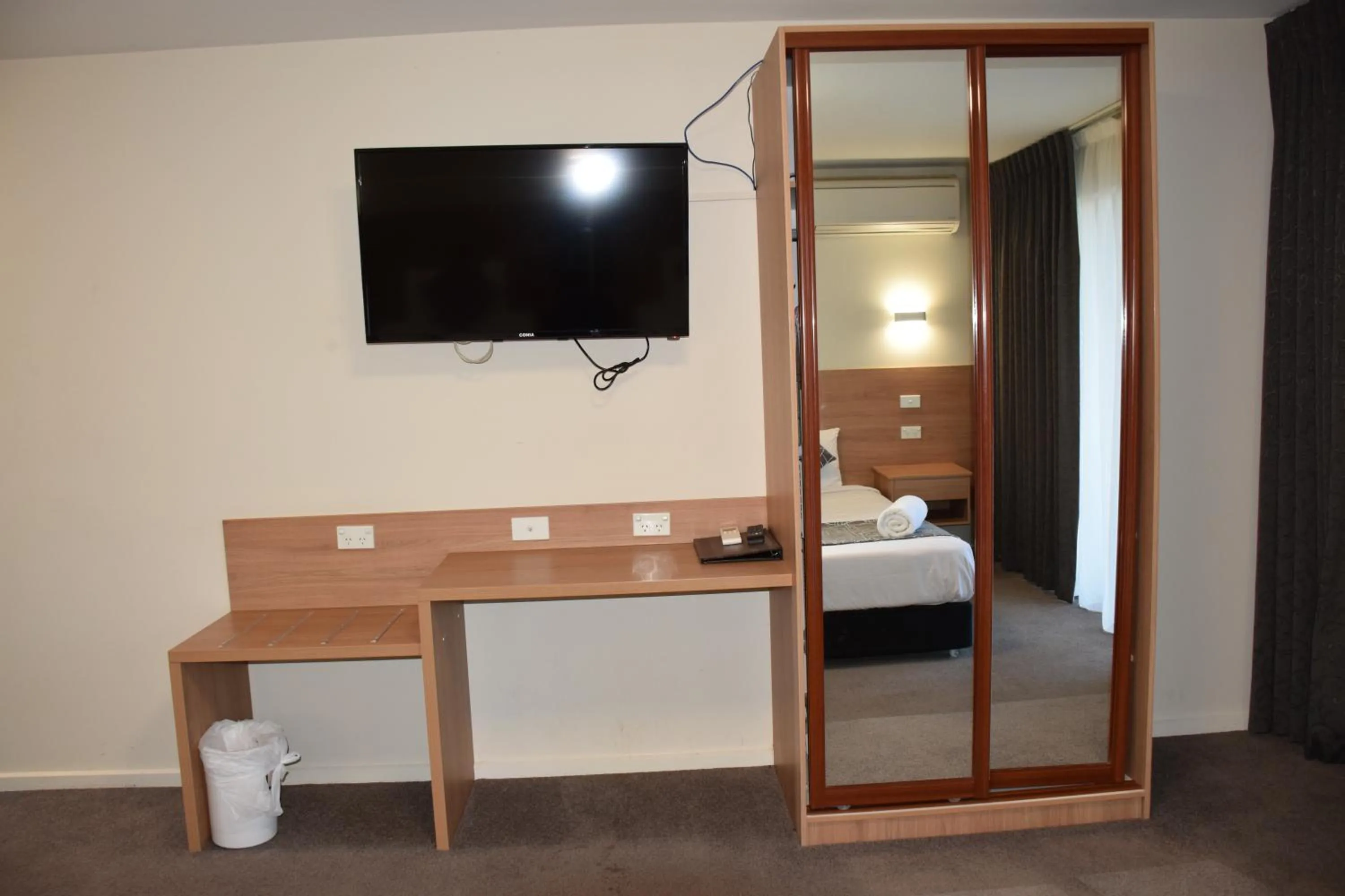 Bed in Rainbow Motel Queanbeyan