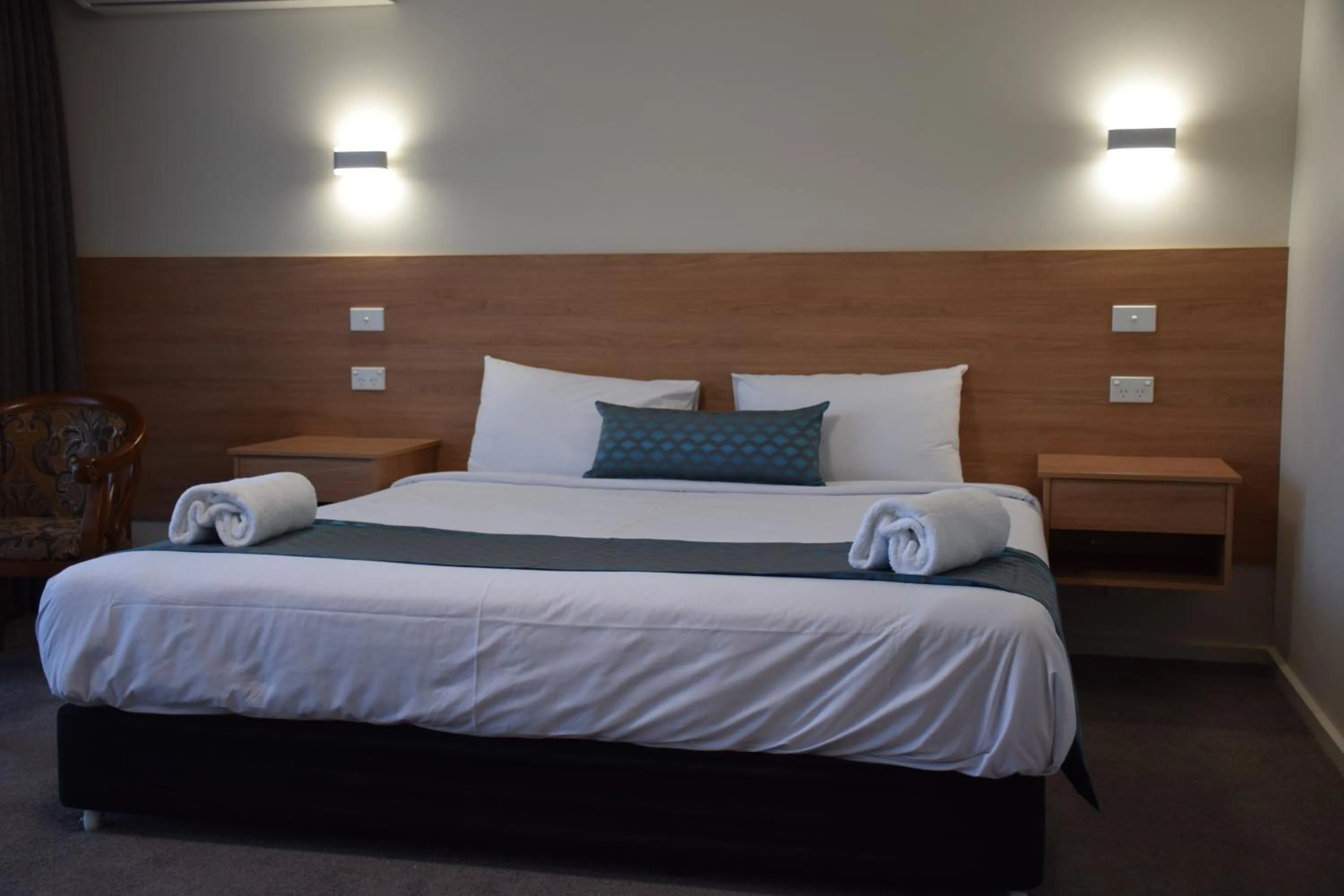 Bed in Rainbow Motel Queanbeyan