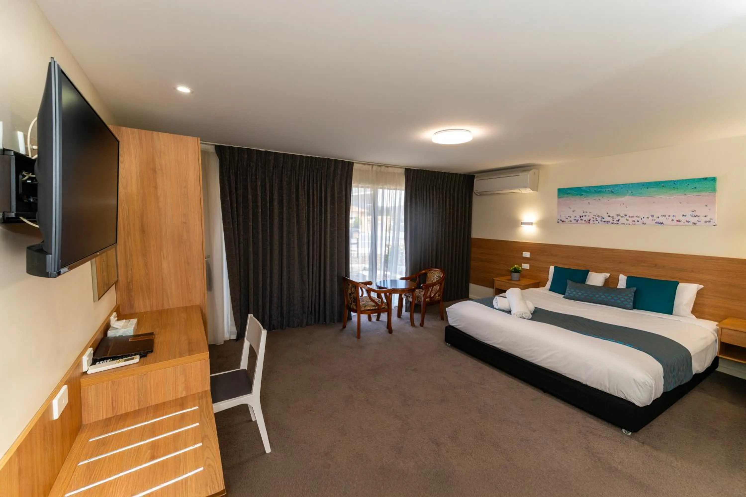 Bed in Rainbow Motel Queanbeyan