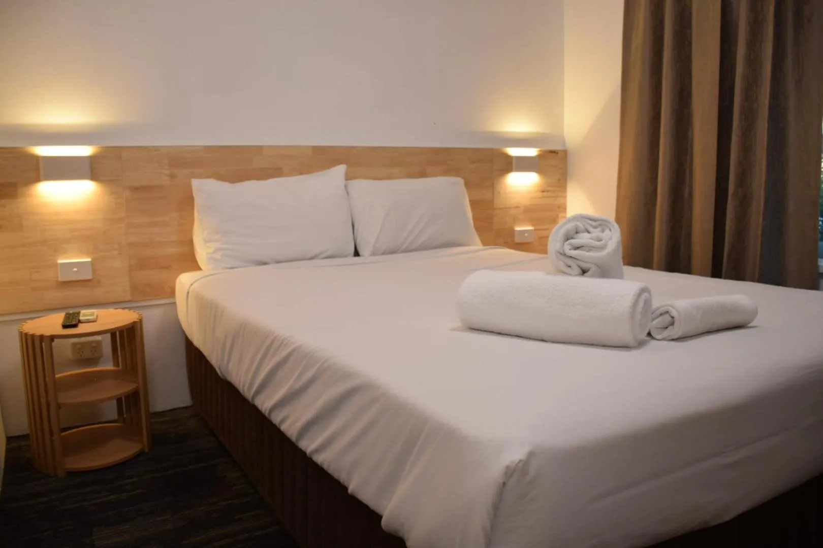 Bed in Rainbow Motel Queanbeyan