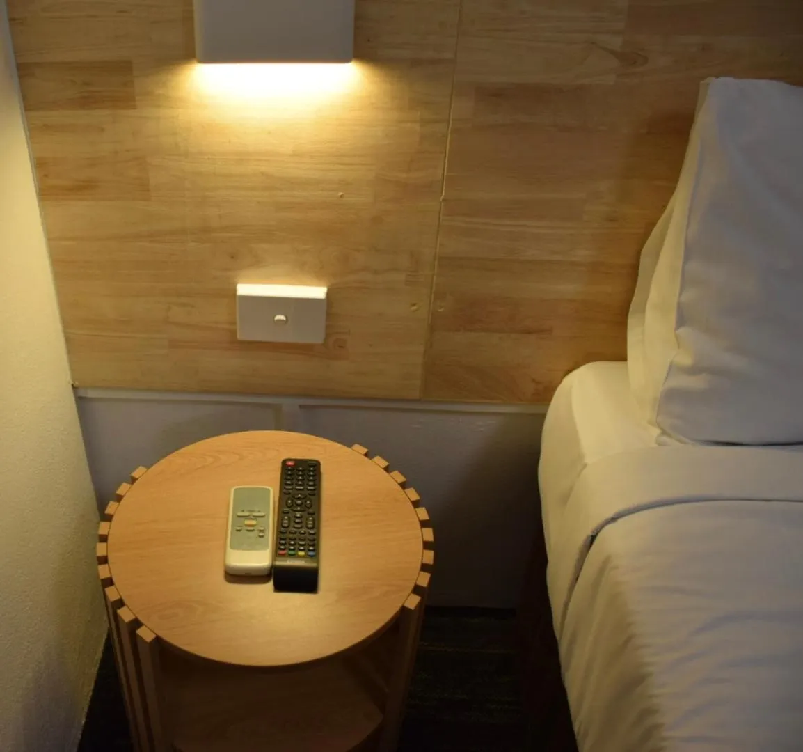 Bed in Rainbow Motel Queanbeyan