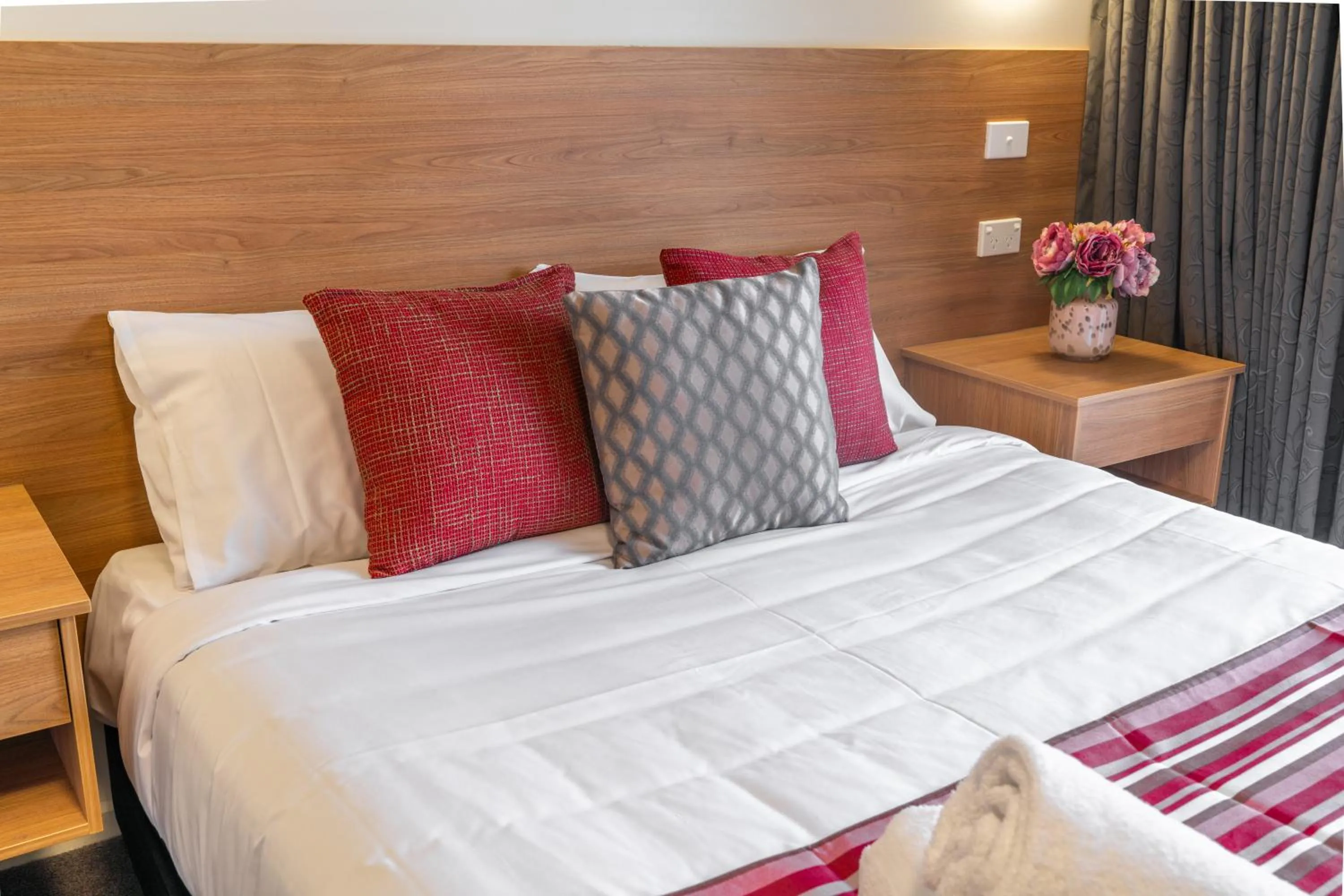 Bed in Rainbow Motel Queanbeyan