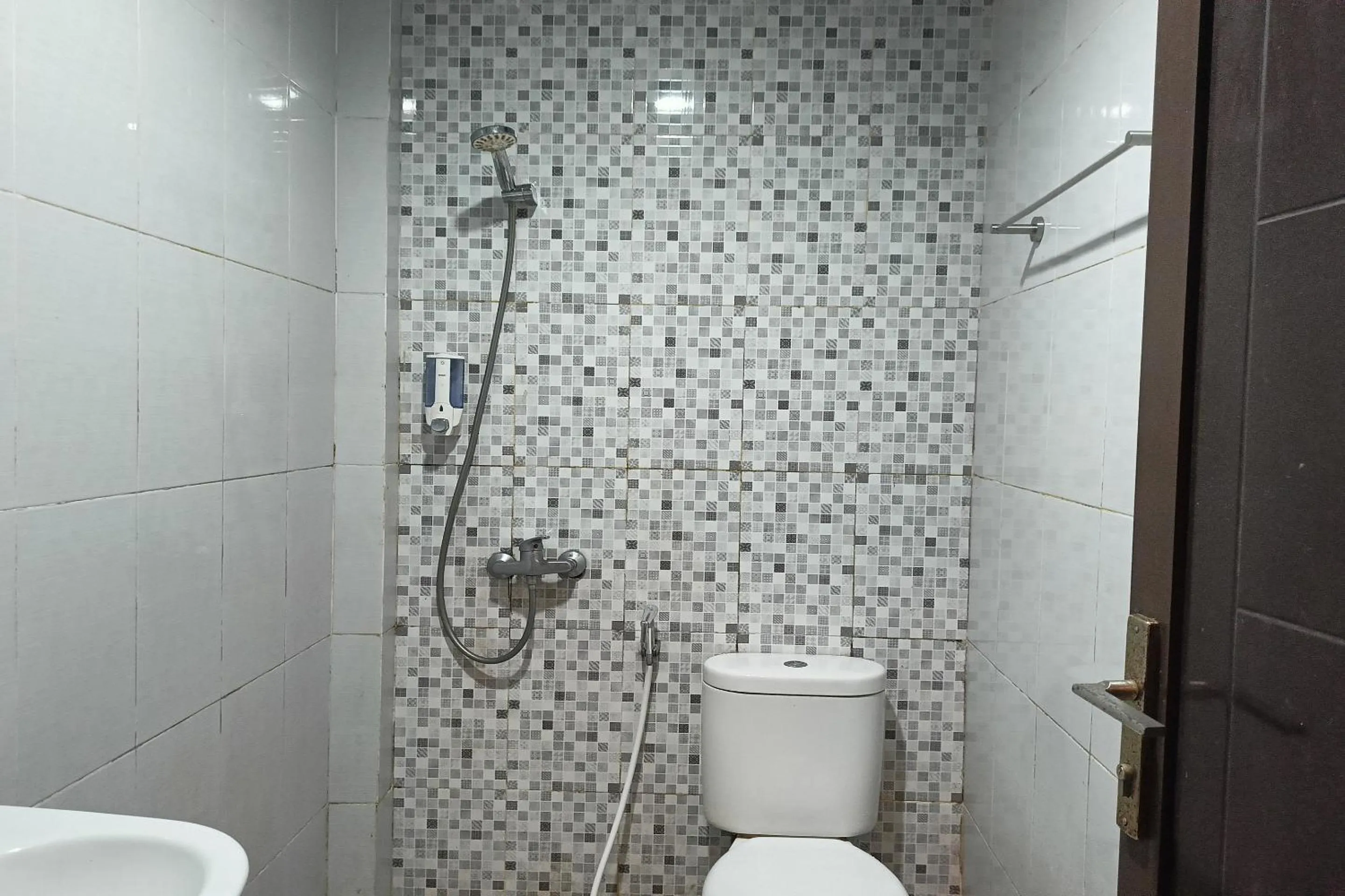 Bathroom in Hotel O Sunrise Garage Home