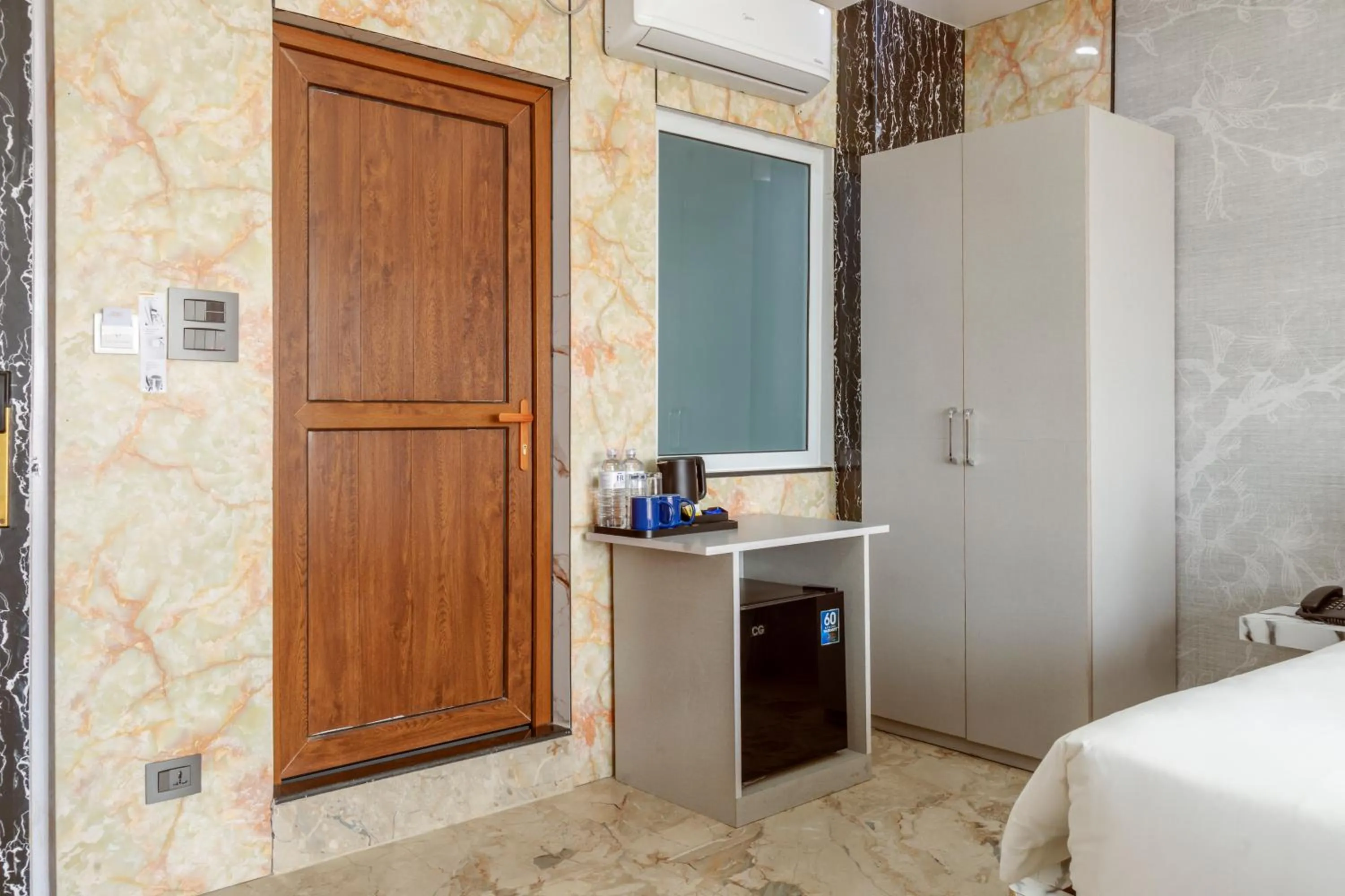 wardrobe, Bed in Hotel Robot