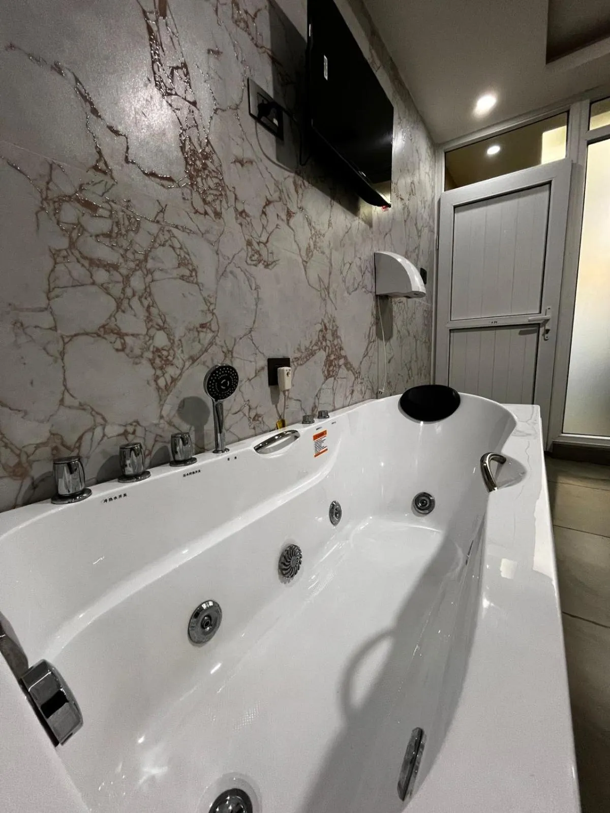 Hot Tub in Hotel Robot