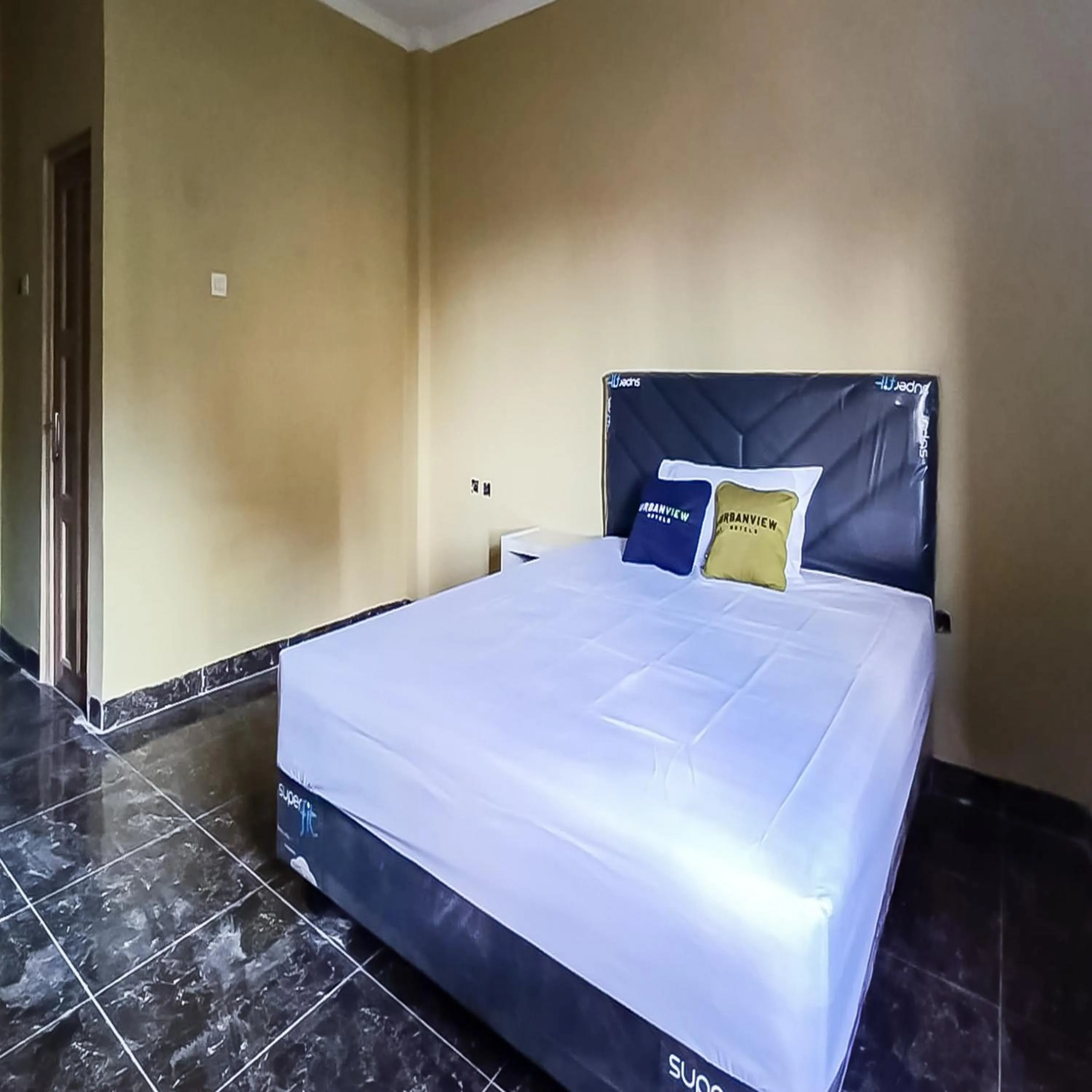 Bedroom, Bed in Urbanview Hotel Lamin Palangkaraya by RedDoorz