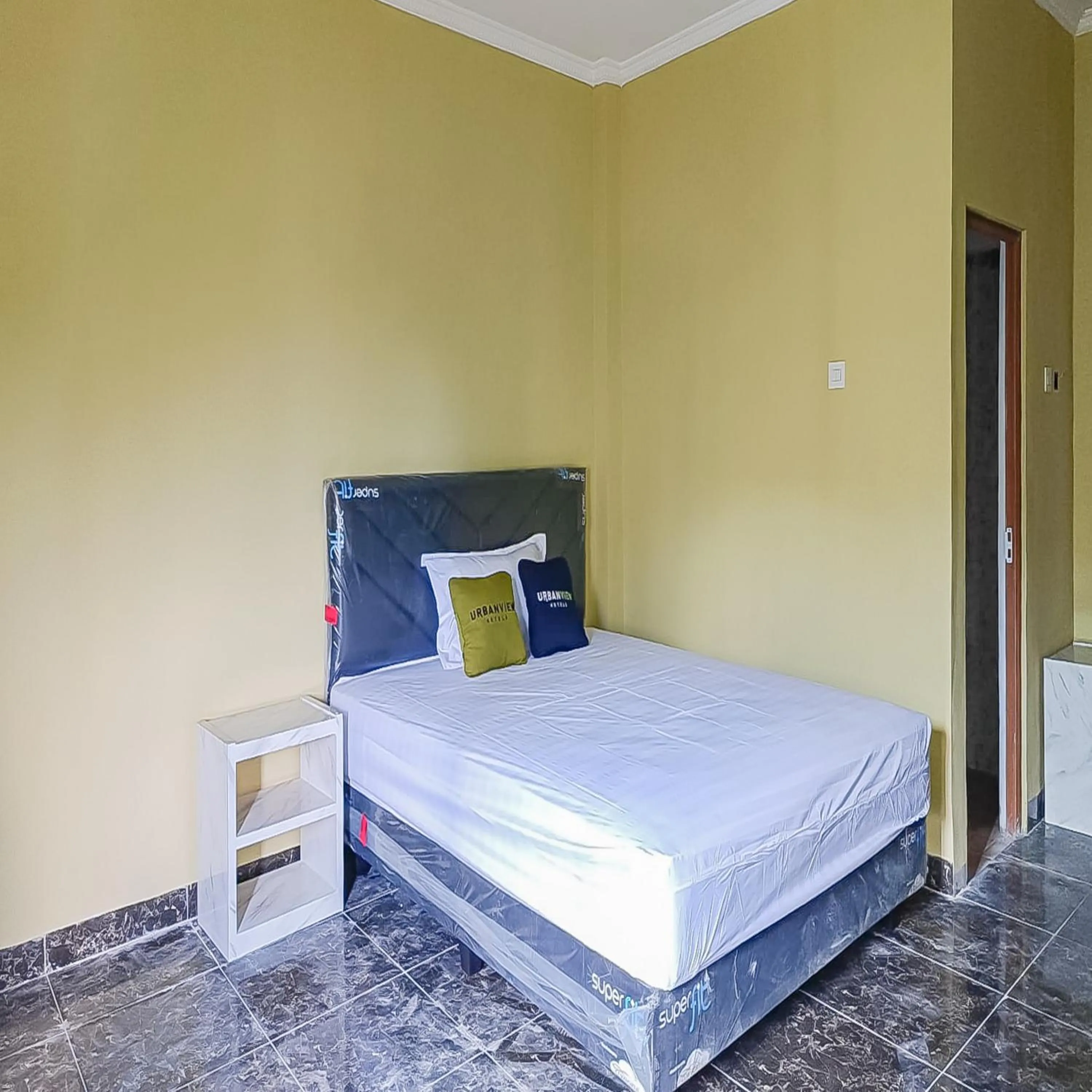 Bedroom, Bed in Urbanview Hotel Lamin Palangkaraya by RedDoorz