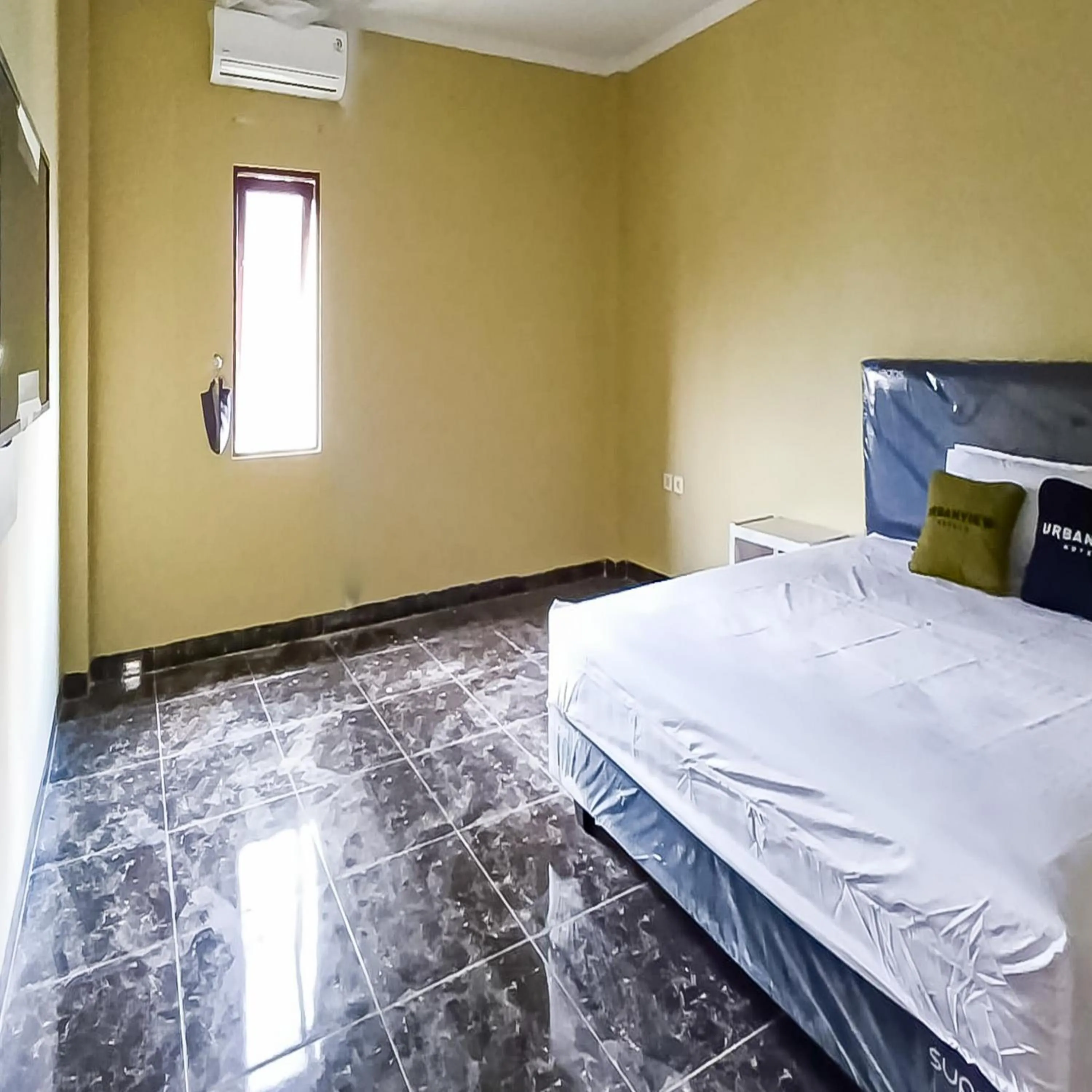 Bedroom, Bed in Urbanview Hotel Lamin Palangkaraya by RedDoorz