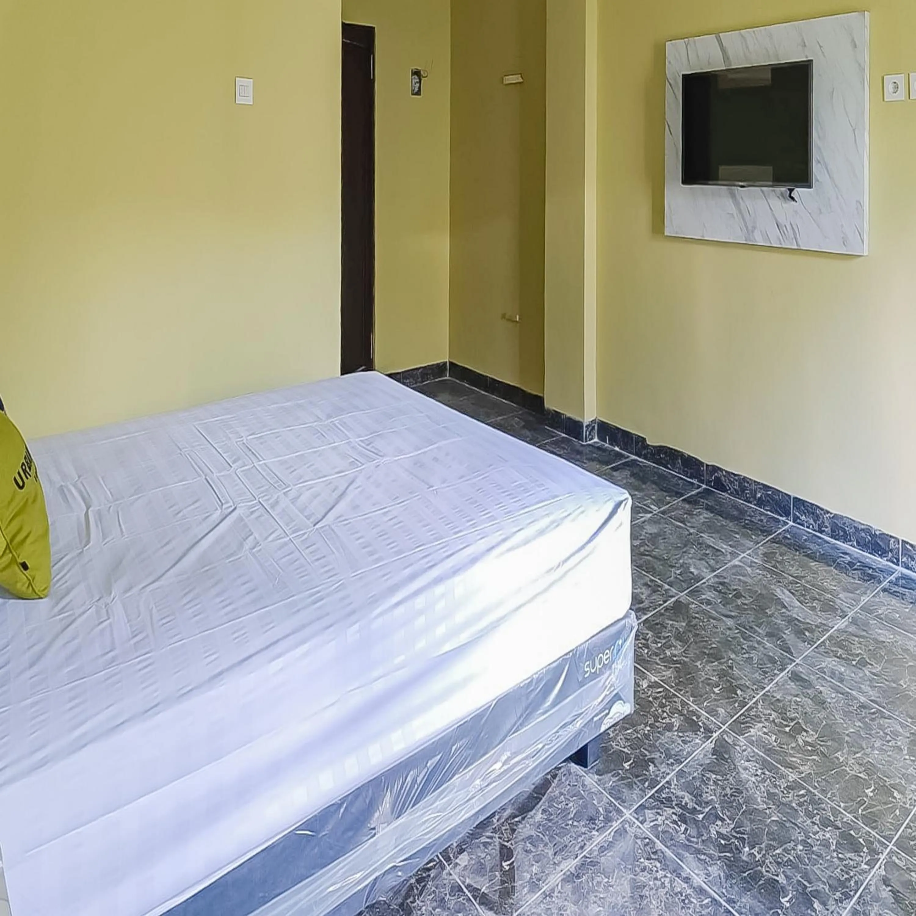 Bedroom, Bed in Urbanview Hotel Lamin Palangkaraya by RedDoorz