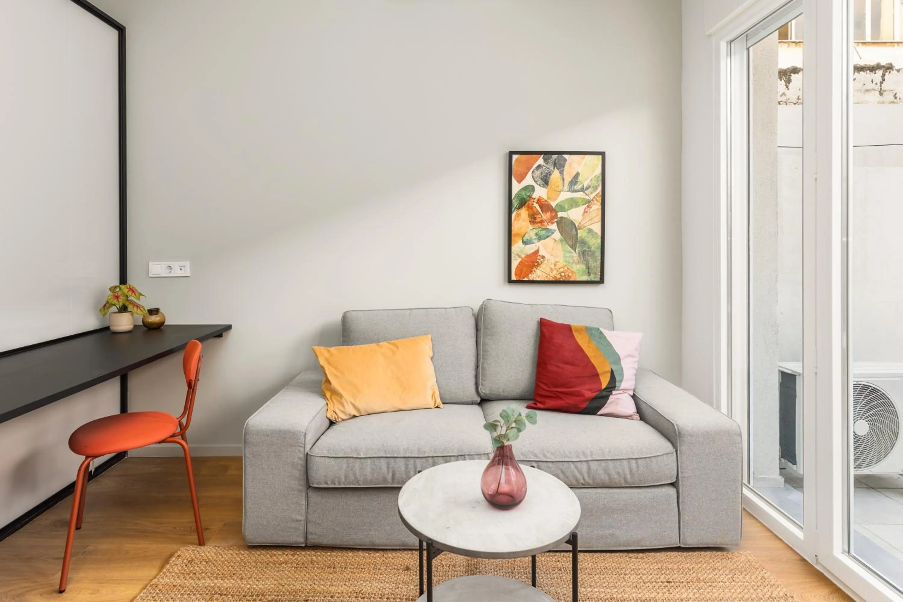 Living room in Soho Residence by halu!