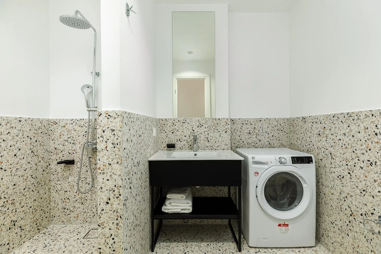 Bathroom in Soho Residence by halu!