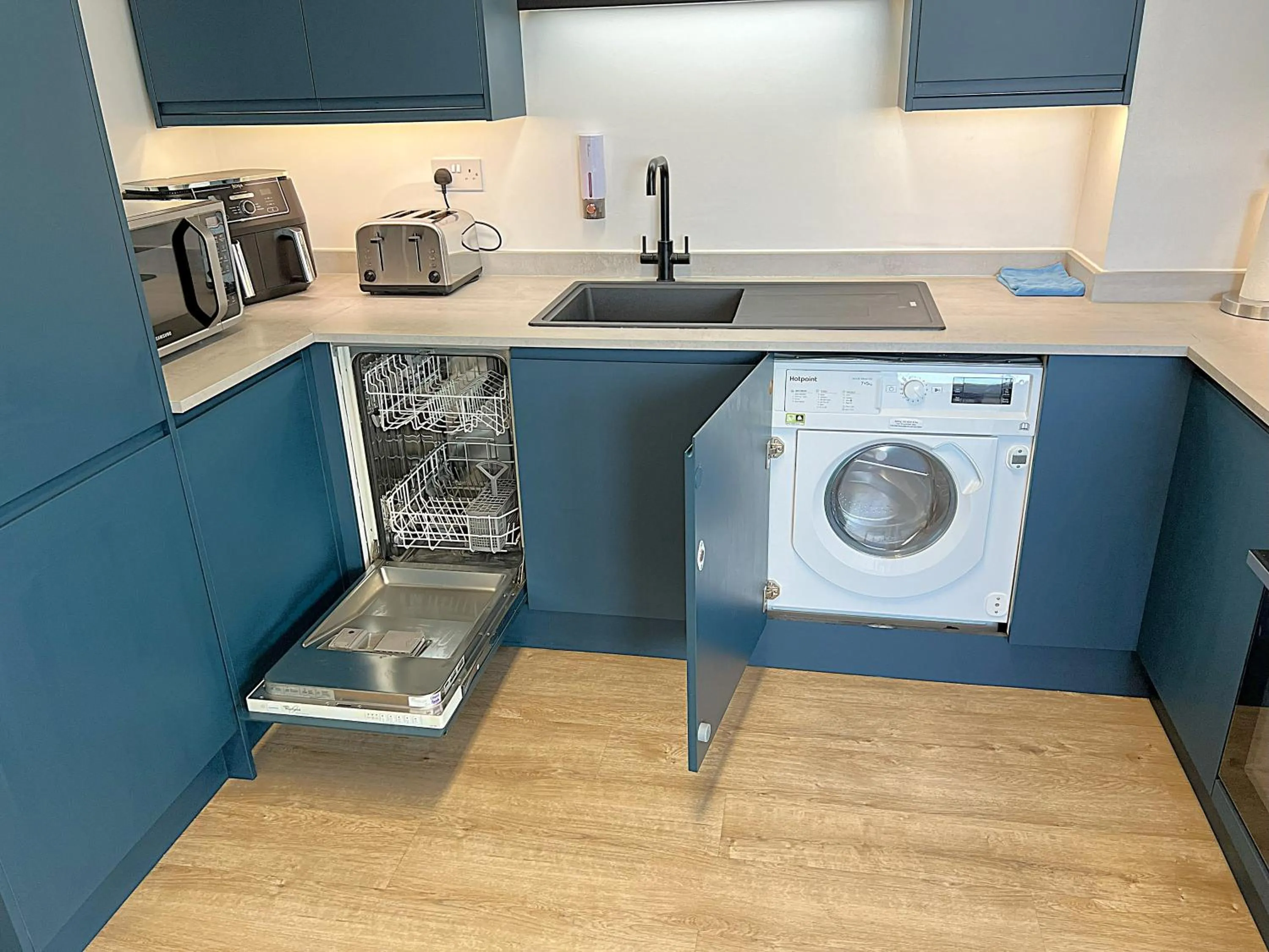 City Centre - Sleeps 4 & Free Parking