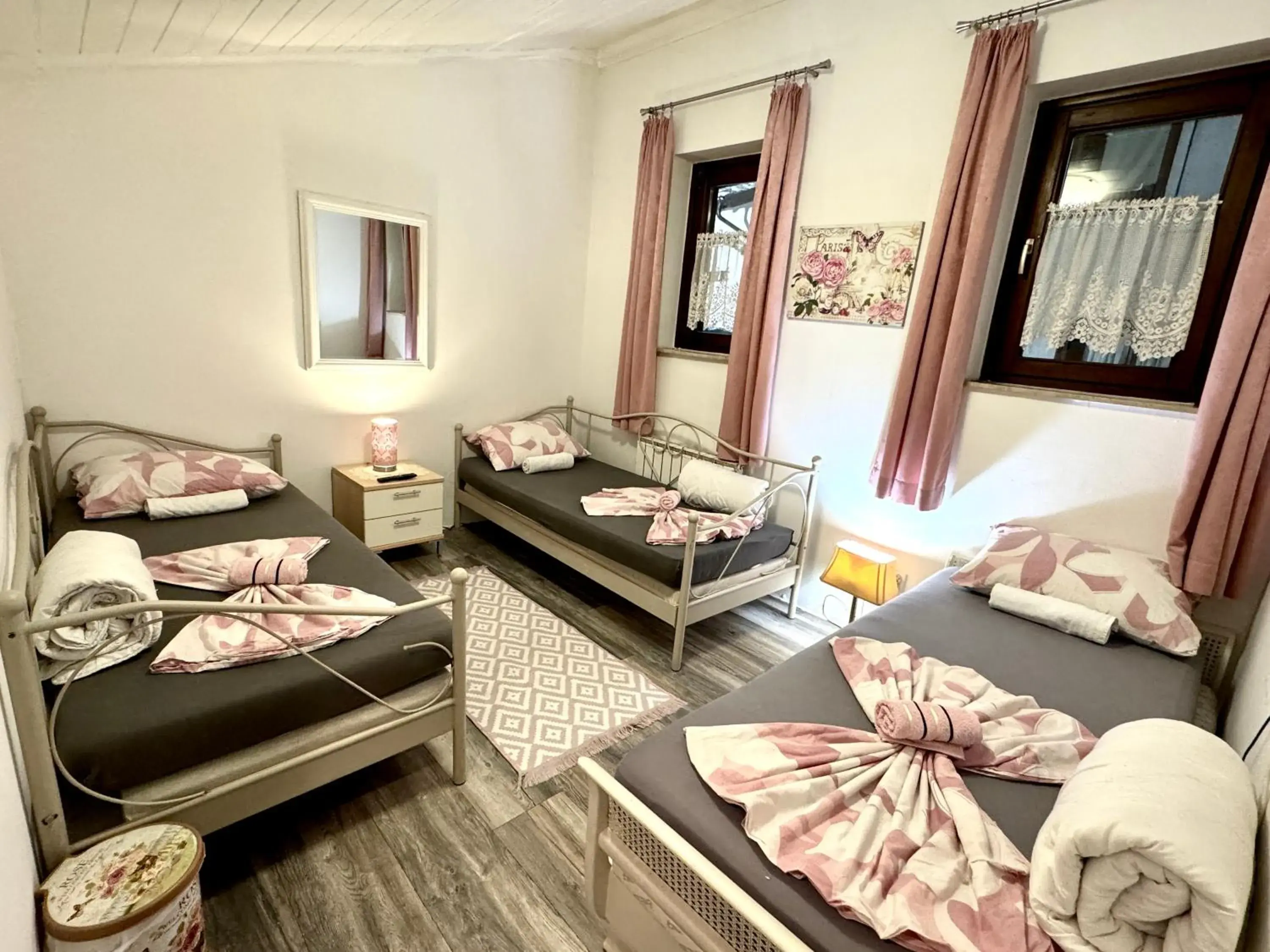 Economy Triple Room with Shared Bathroom - single occupancy in Hostel Pansion Lion Economy Triple Room with Shared Bathroom - single occupancy in Hostel Pansion Lion