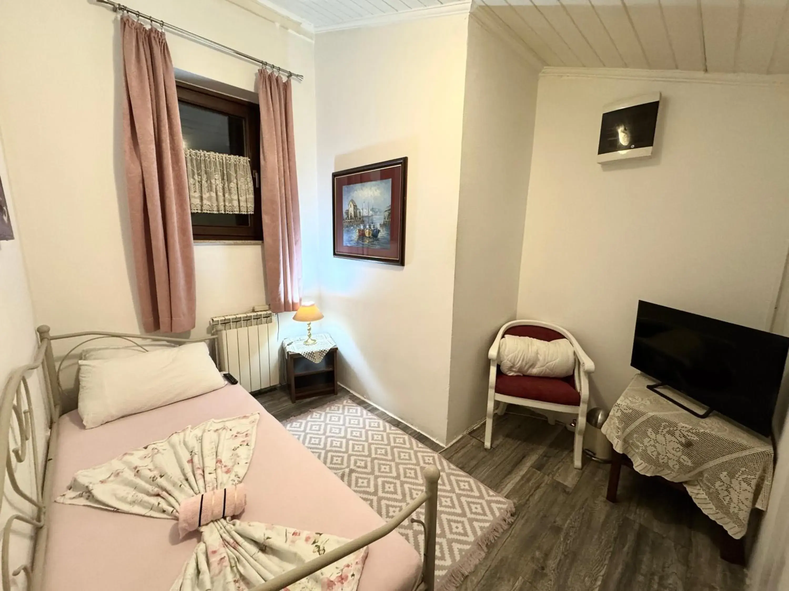 Single Room with Shared Shower and Toilet - single occupancy in Hostel Pansion Lion Single Room with Shared Shower and Toilet - single occupancy in Hostel Pansion Lion
