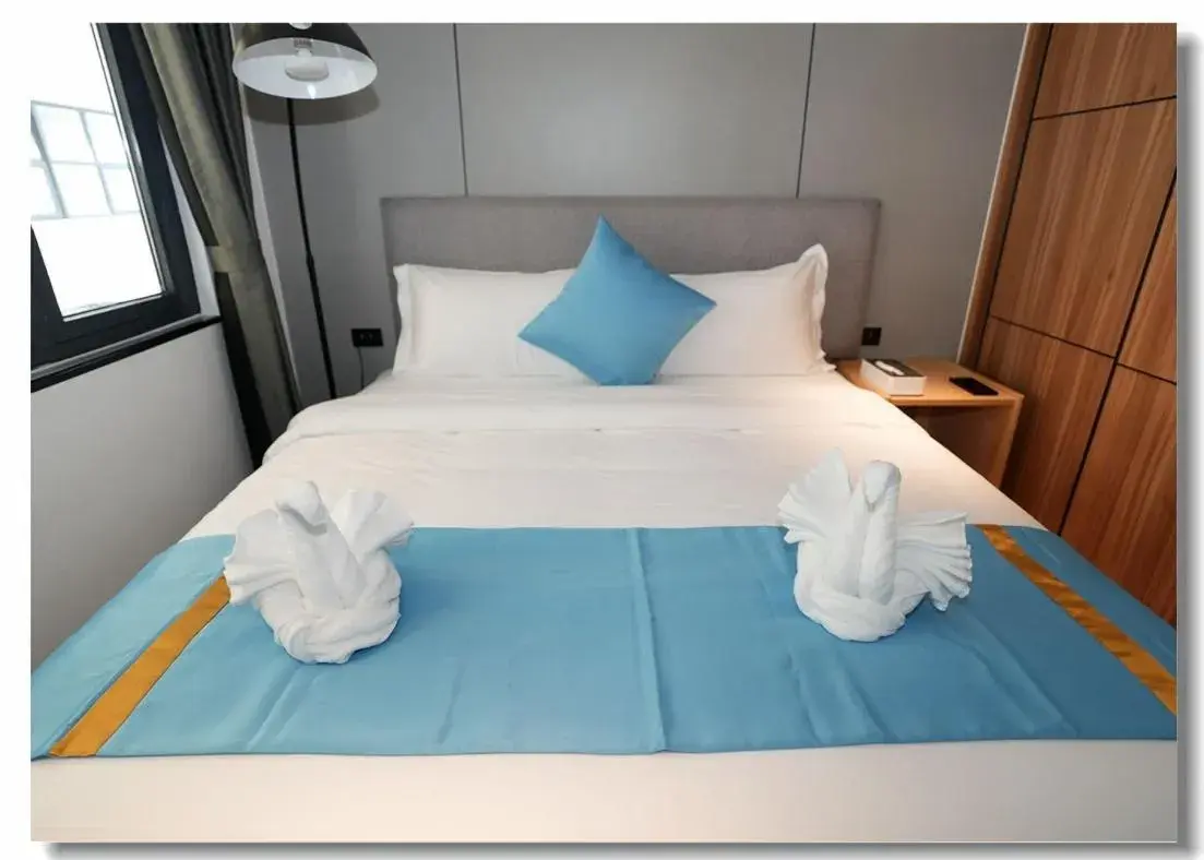 Bedroom, Bed in Golden Seagulls Hotel Bedroom, Bed in Golden Seagulls Hotel