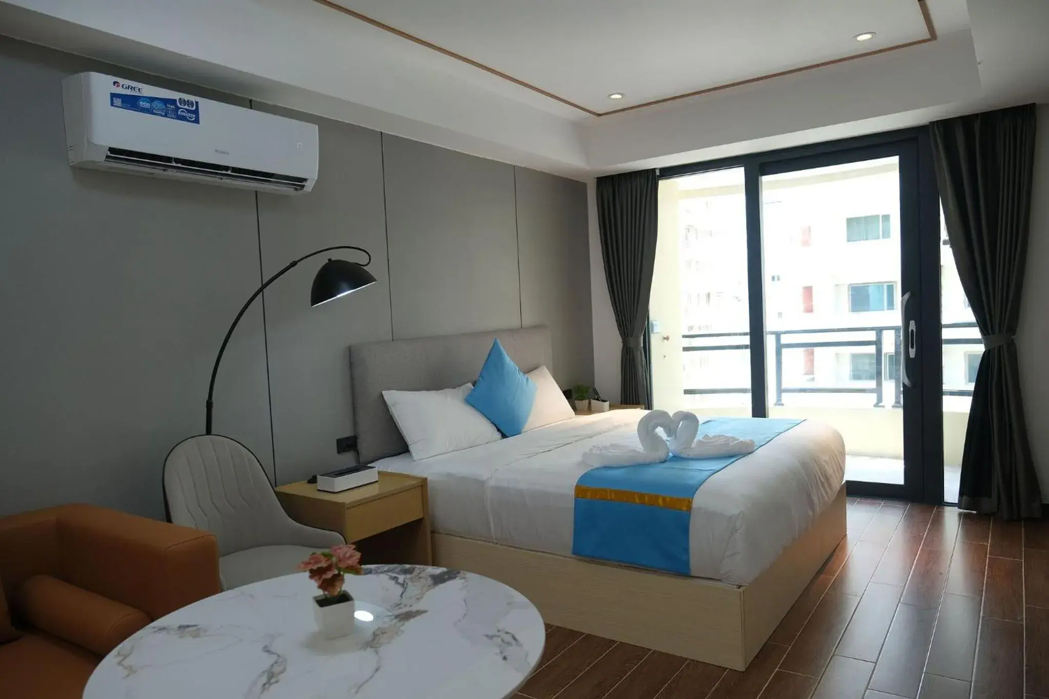 Deluxe King Room in Golden Seagulls Hotel Deluxe King Room in Golden Seagulls Hotel