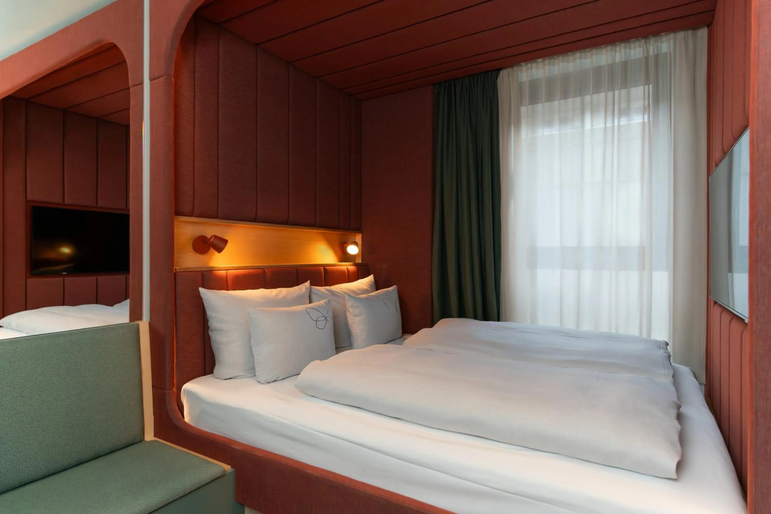 Photo of the whole room, Bed in Cocoon Theresienwiese