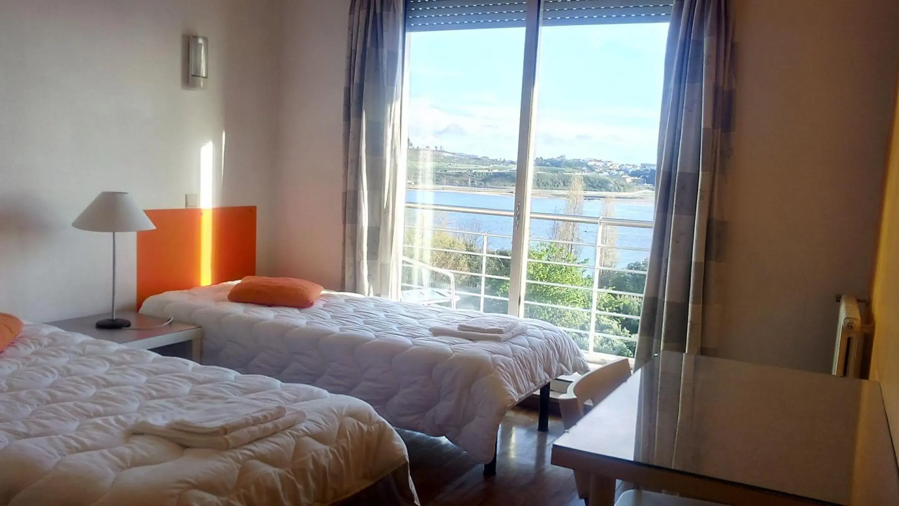 Shower, Bed in HI Porto - Pousada de Juventude Shower, Bed in HI Porto - Pousada de Juventude