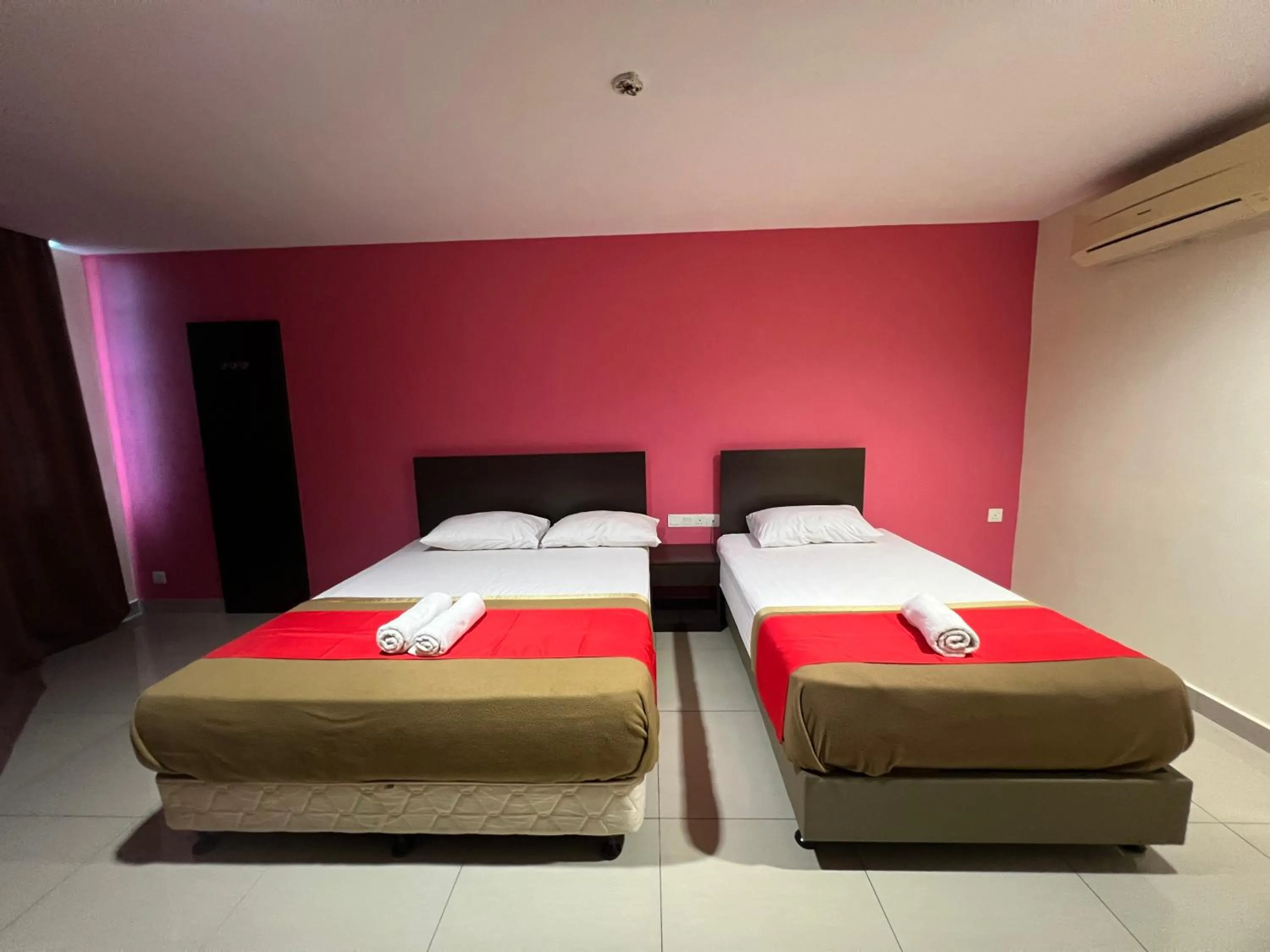 Bed in Hotel Crystal Villa