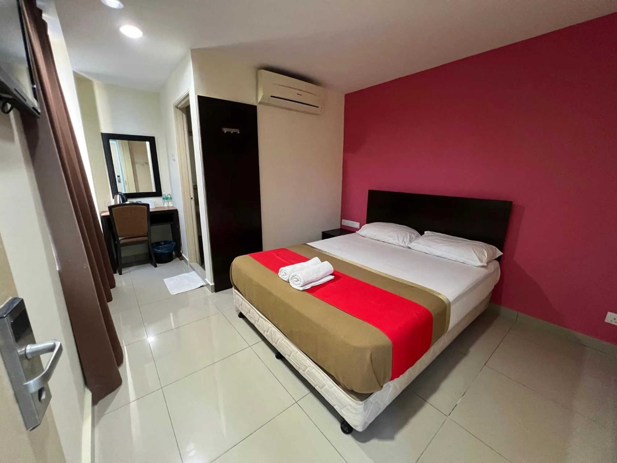 Bed in Hotel Crystal Villa