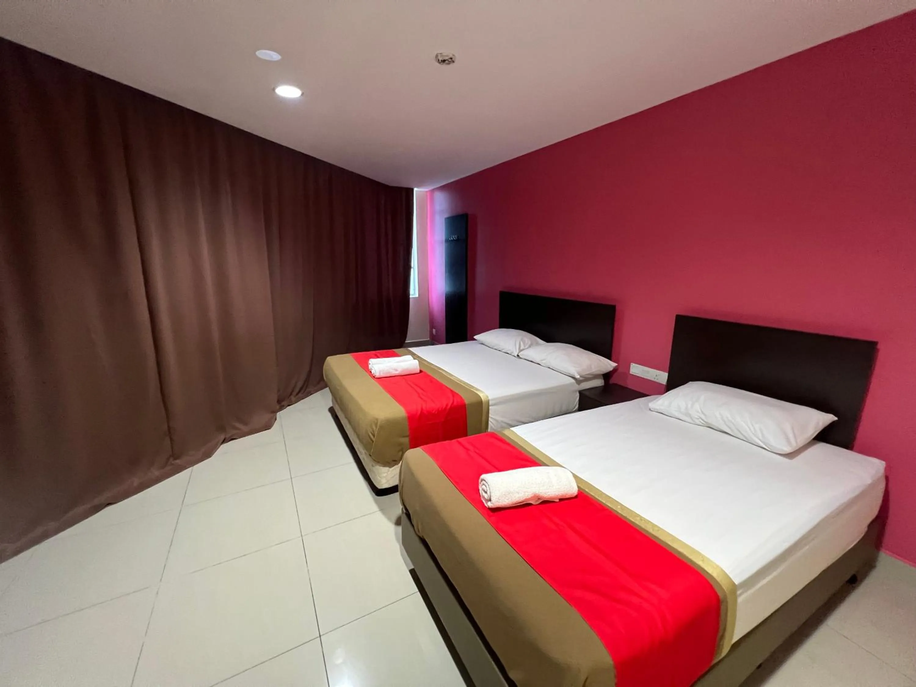 Bed in Hotel Crystal Villa