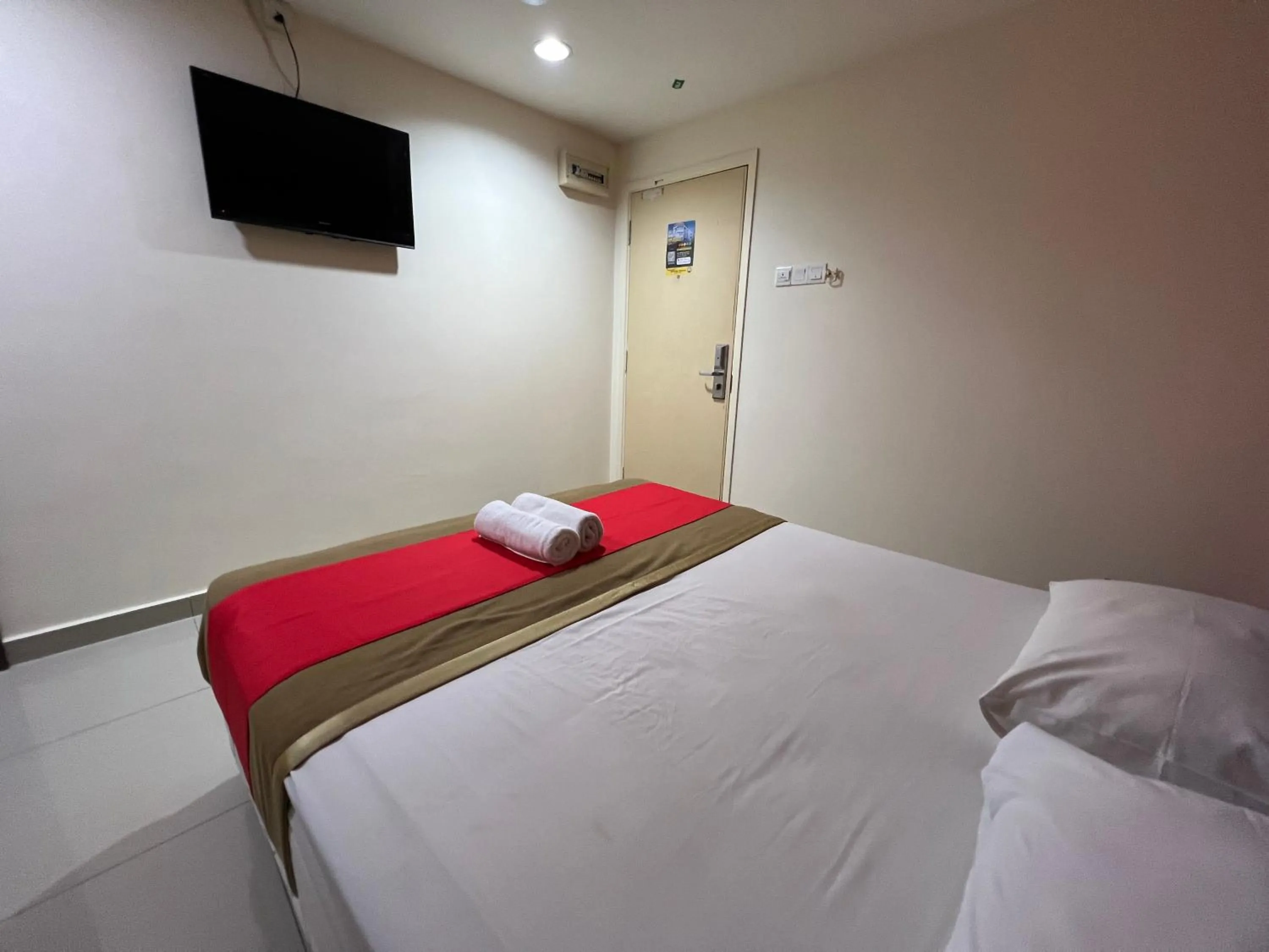 Bedroom, Bed in Hotel Crystal Villa