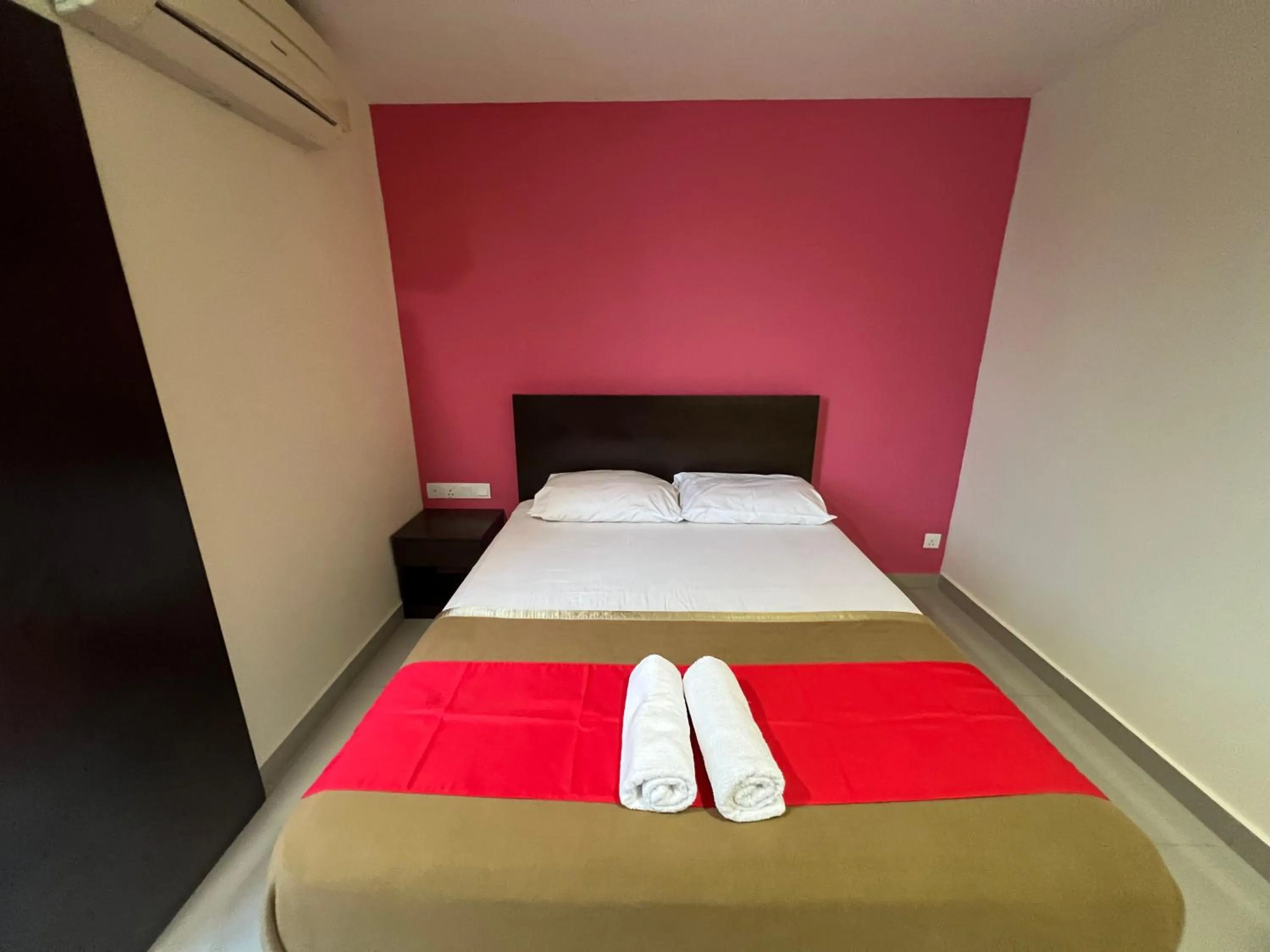 Bedroom, Bed in Hotel Crystal Villa