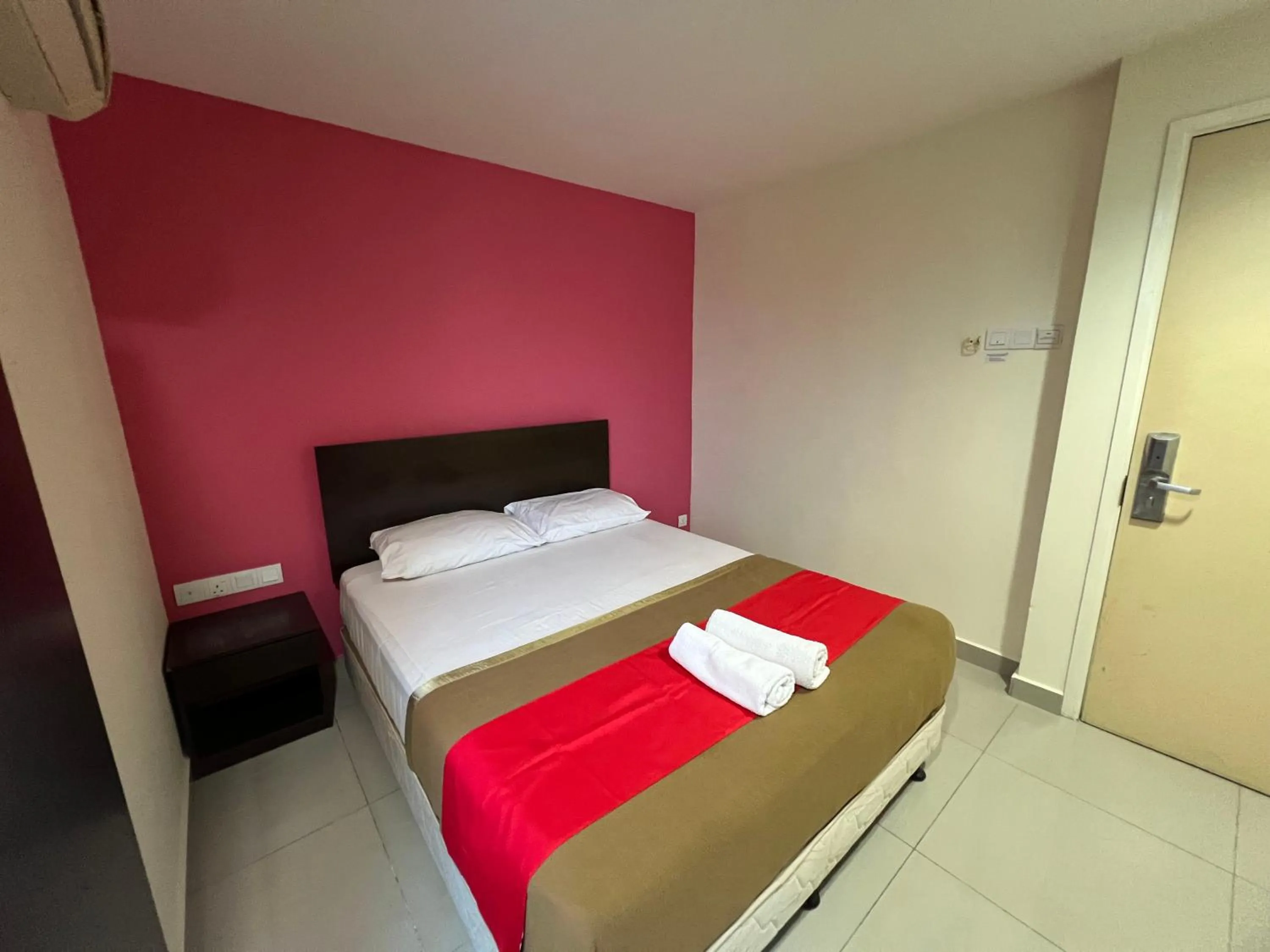 Bed in Hotel Crystal Villa