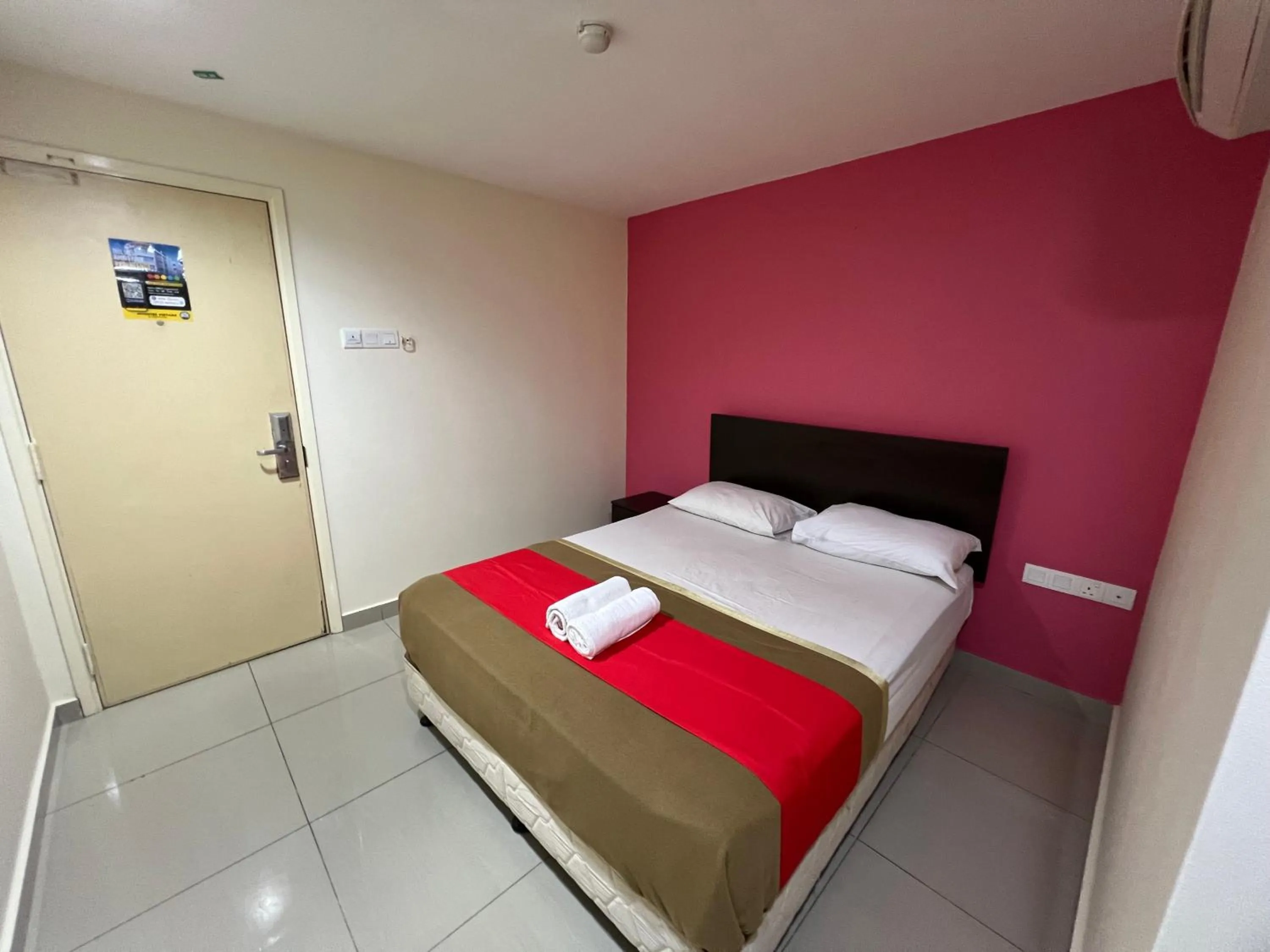 Bed in Hotel Crystal Villa