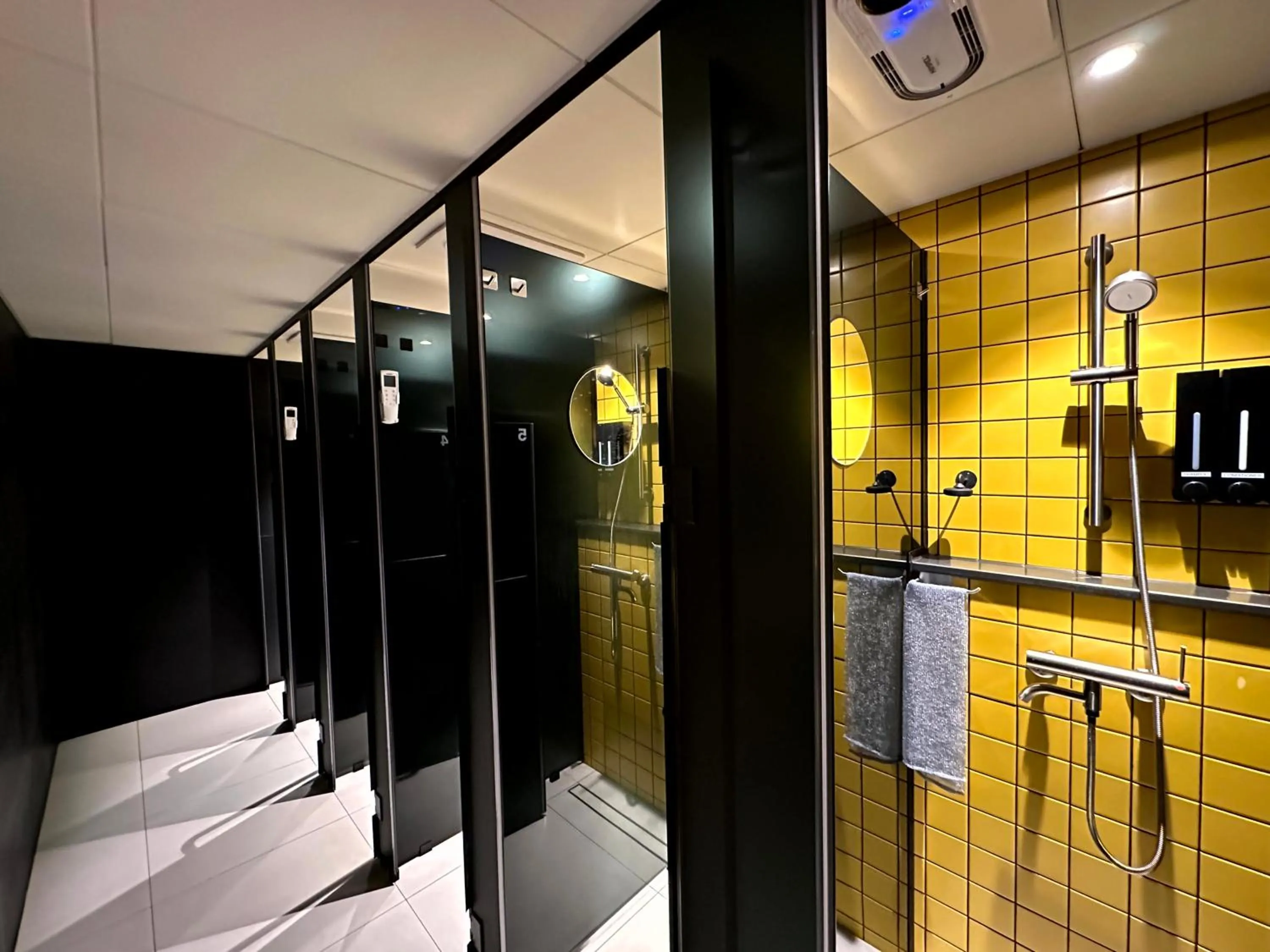 Shower in Nomad Live Hostel