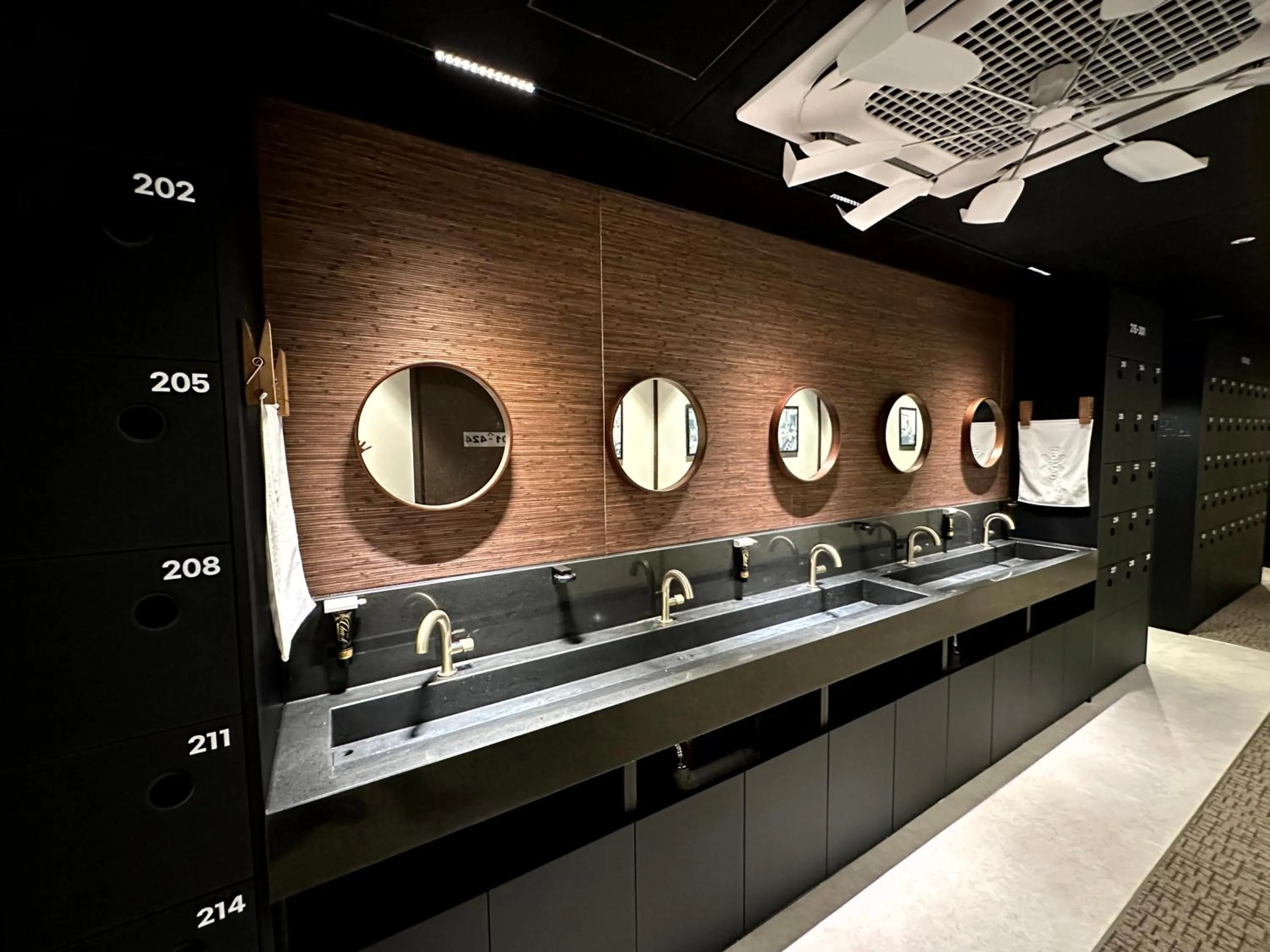 Shower in Nomad Live Hostel